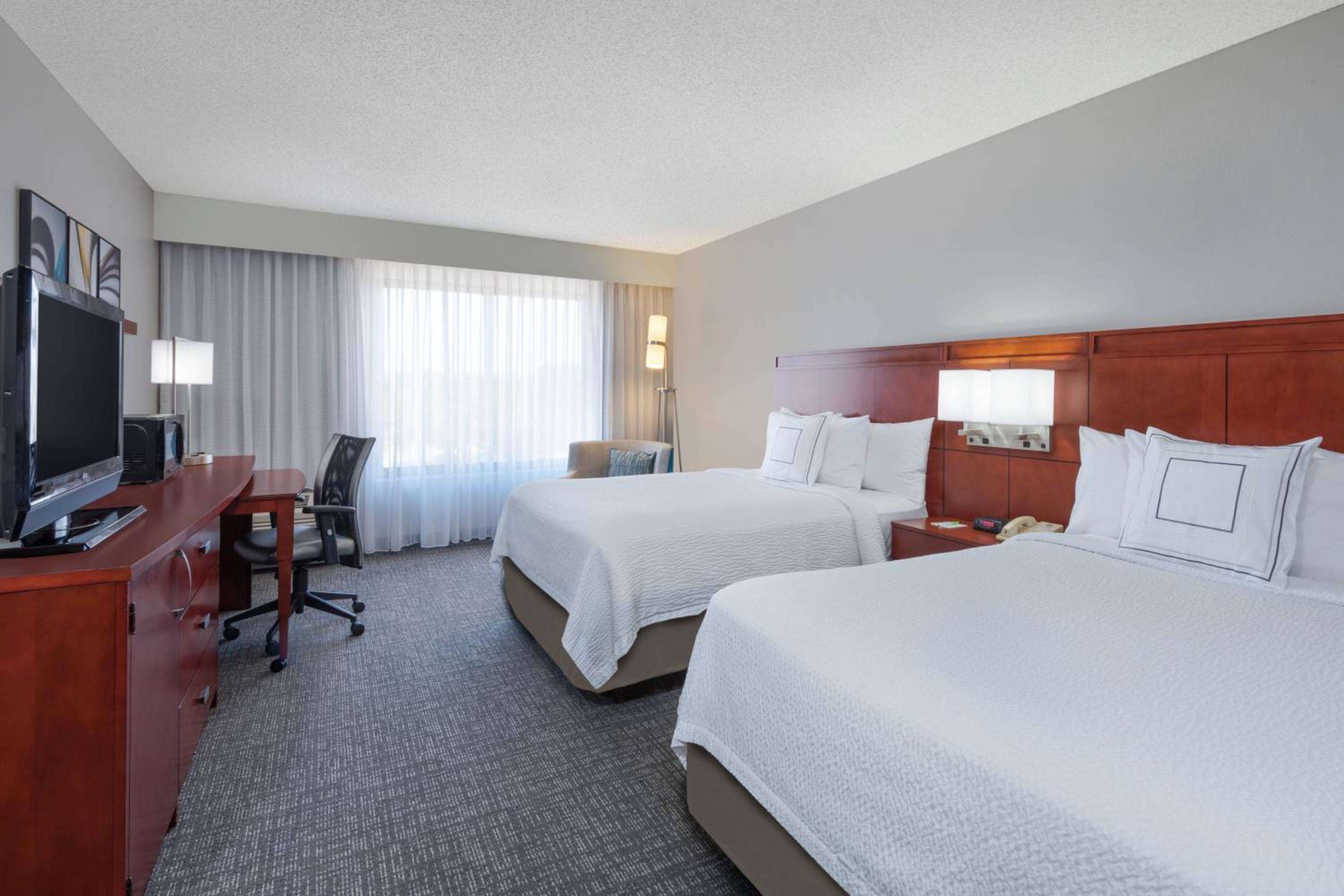 Larger Guest Room with Two Double Beds and Sofa Bed photo 2
