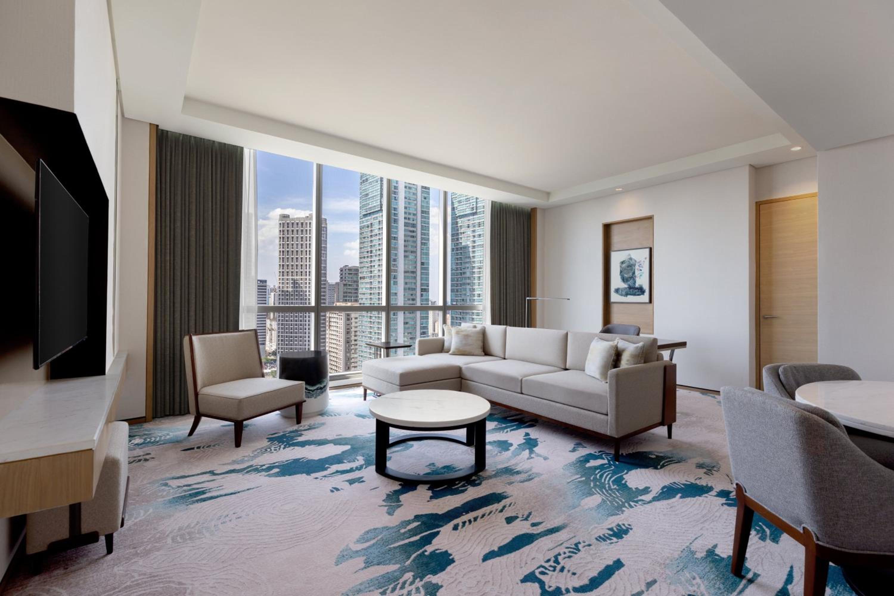 Deluxe King Suite - Club Lounge Access - Photo 2