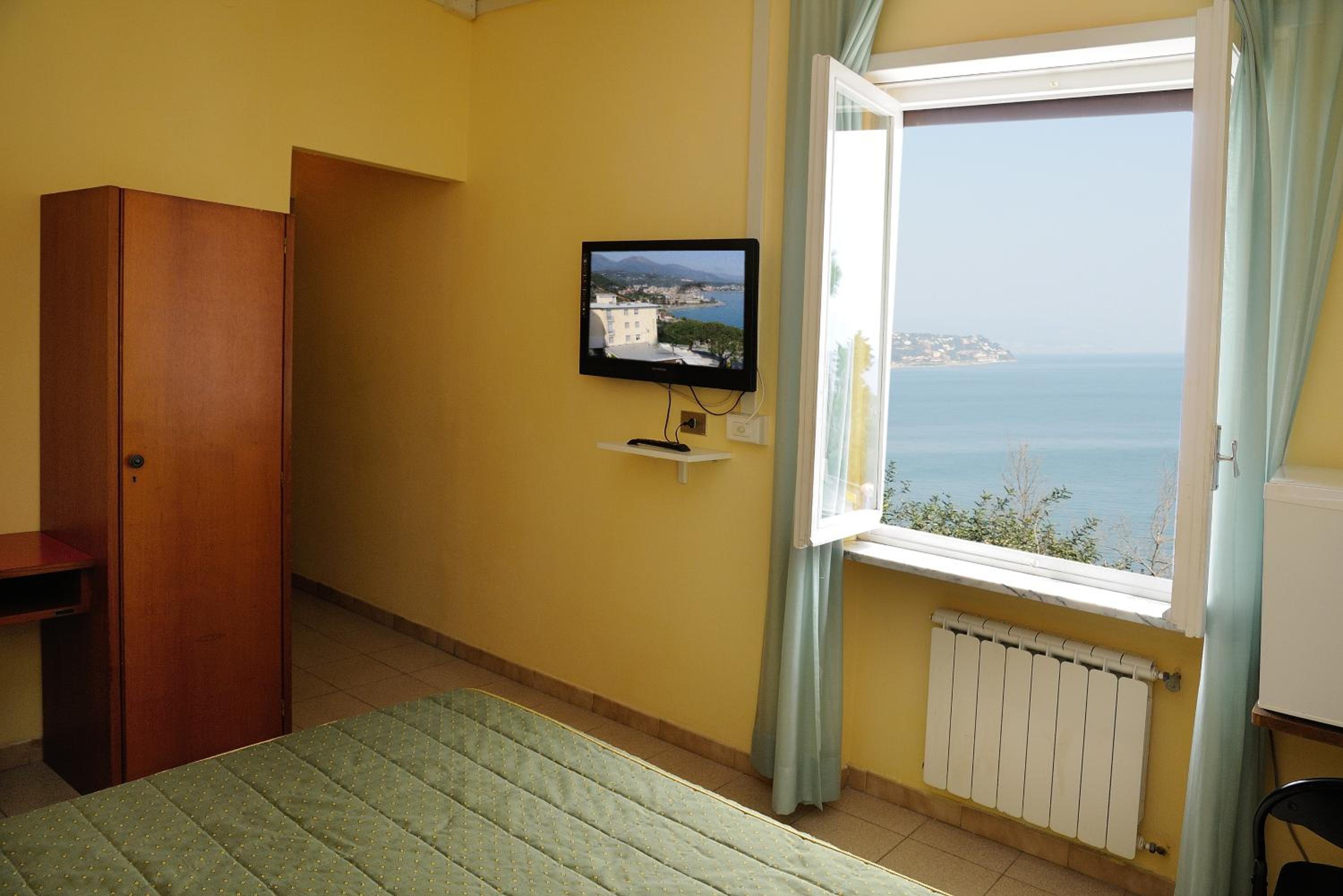 Double or Twin Room with Sea View - Photo 19