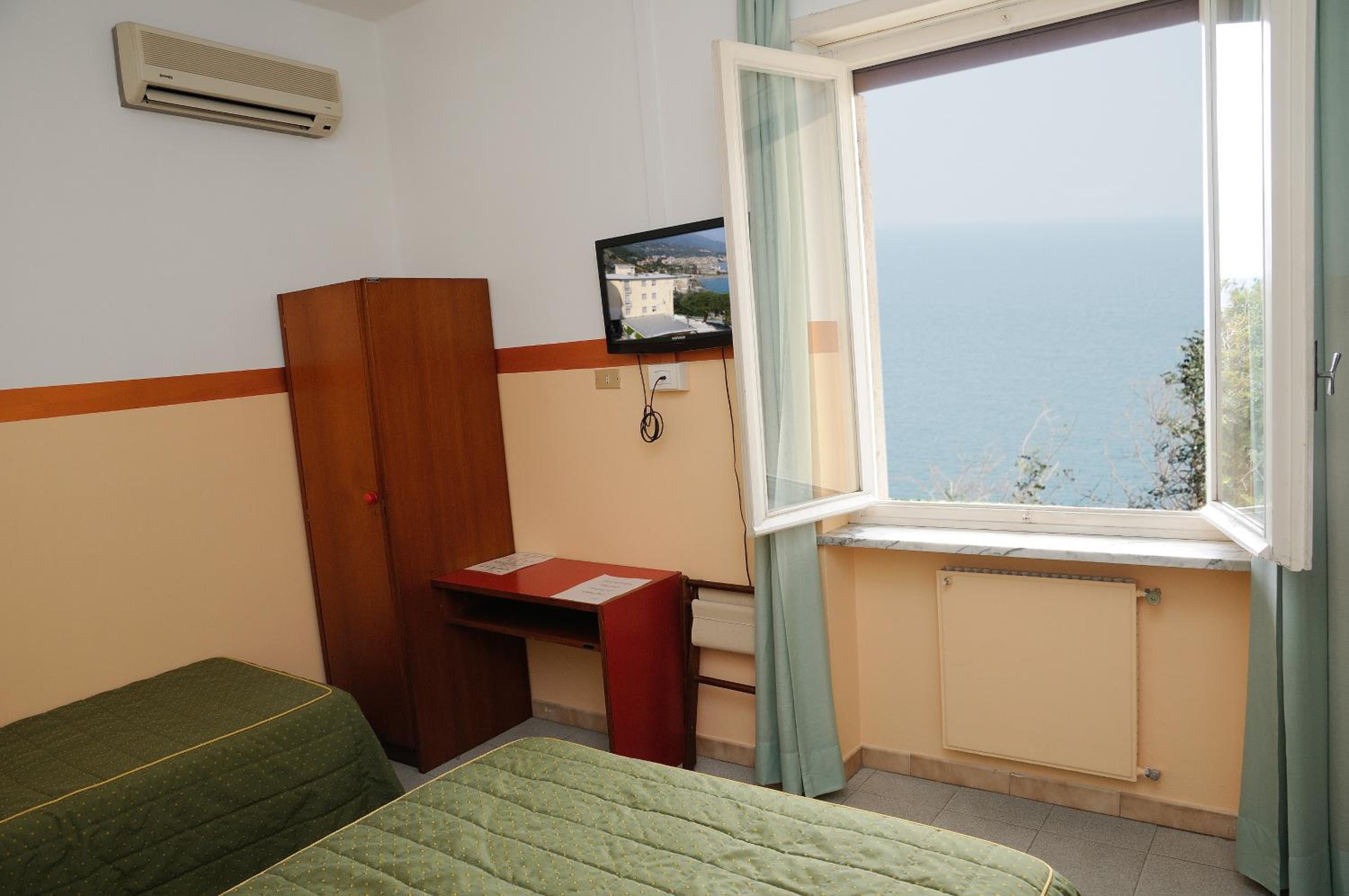 Double or Twin Room with Sea View - Photo 2