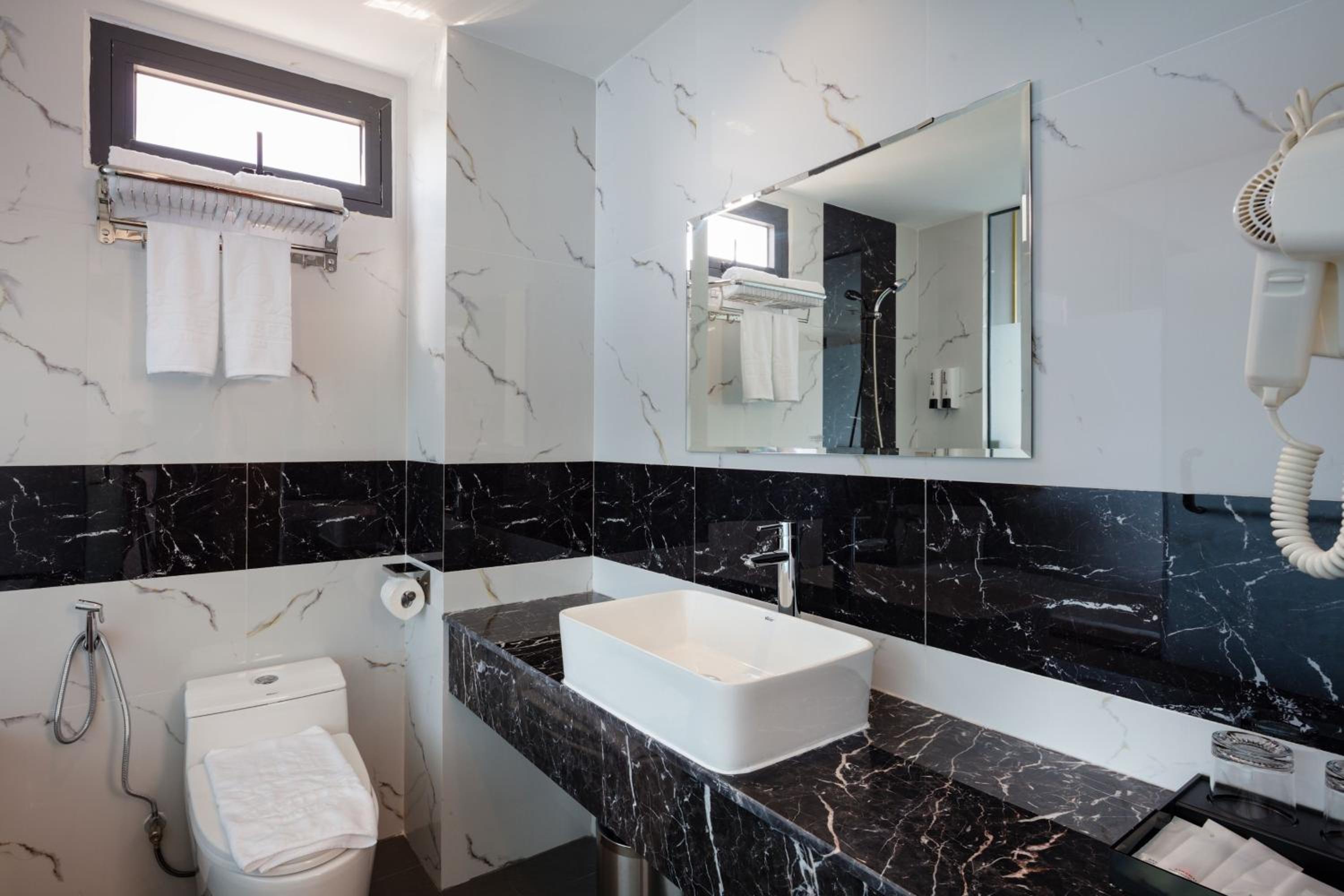 Deluxe Double or Twin Room with City View photo 3