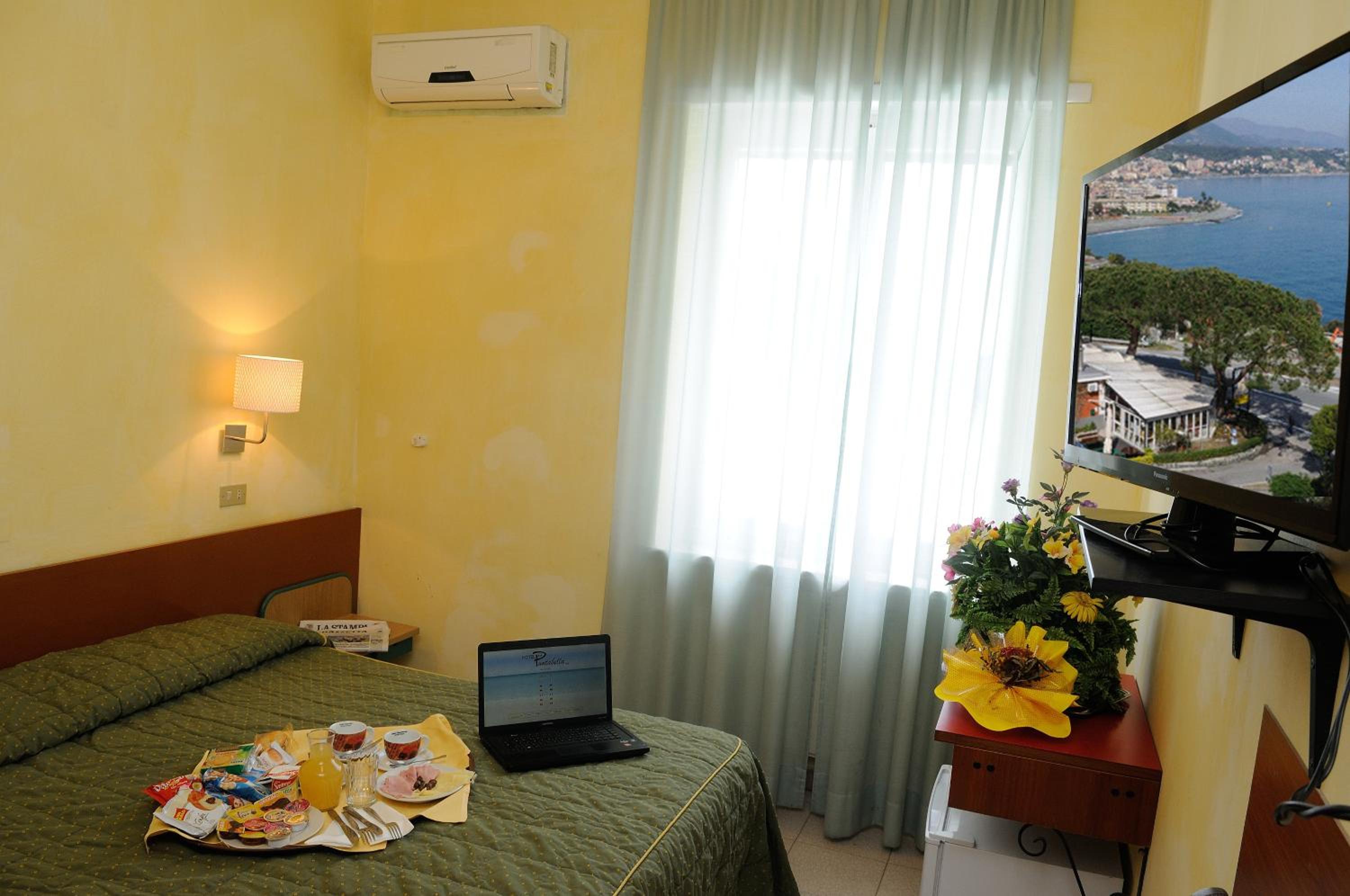 Double or Twin Room with Sea View - Photo 21