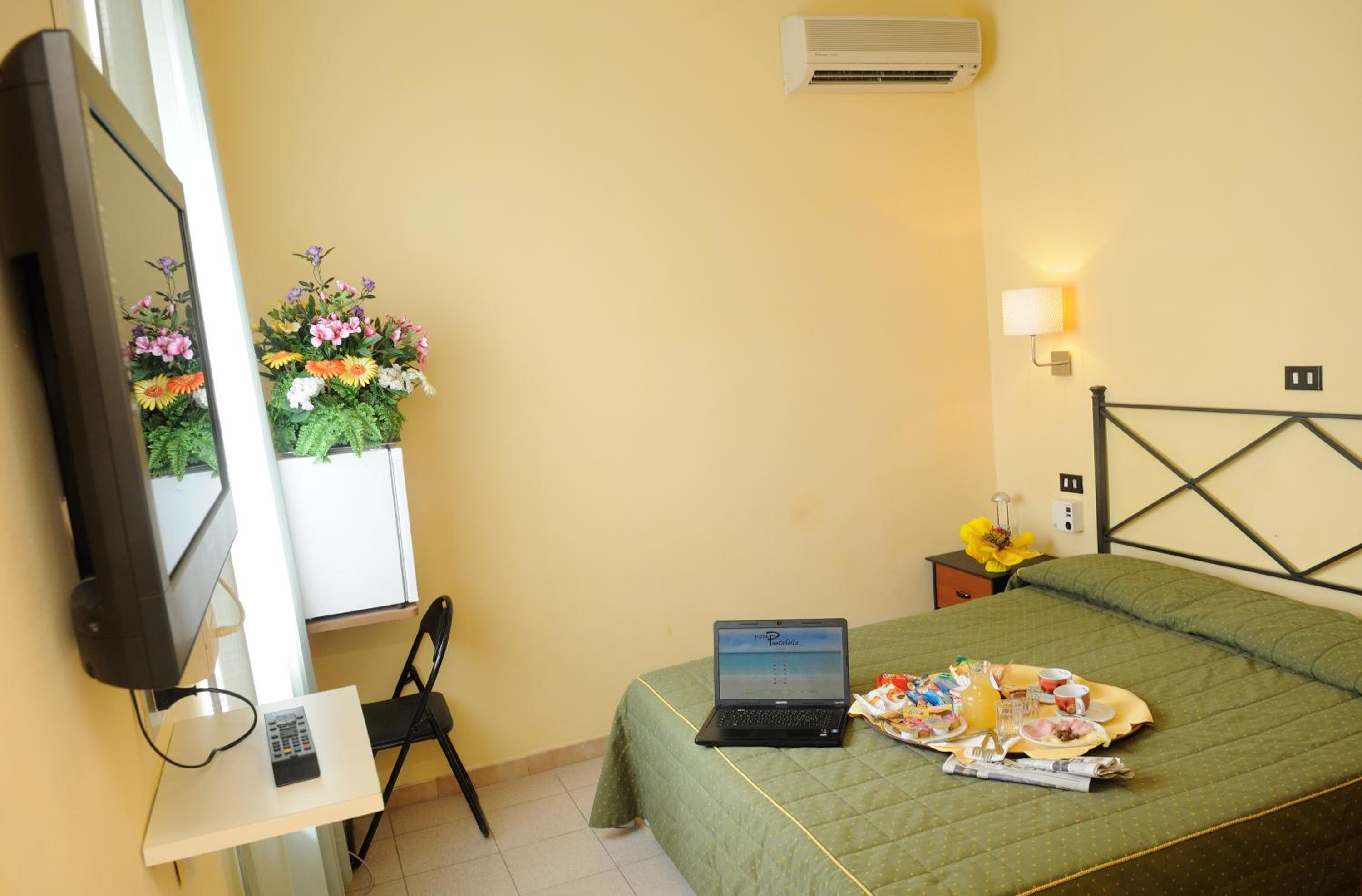 Double or Twin Room with Sea View - Photo 9