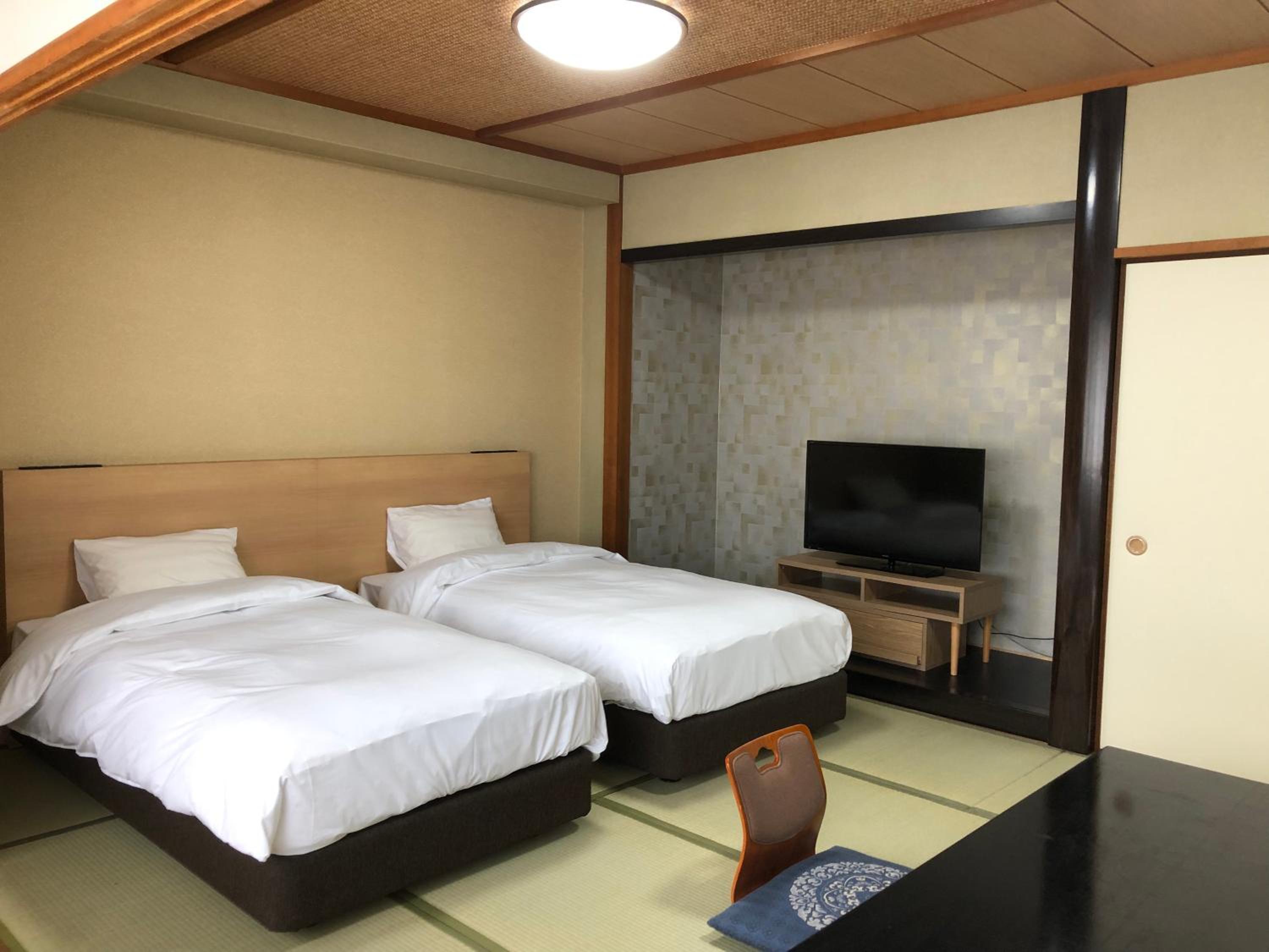 Large Twin Room - Photo 2