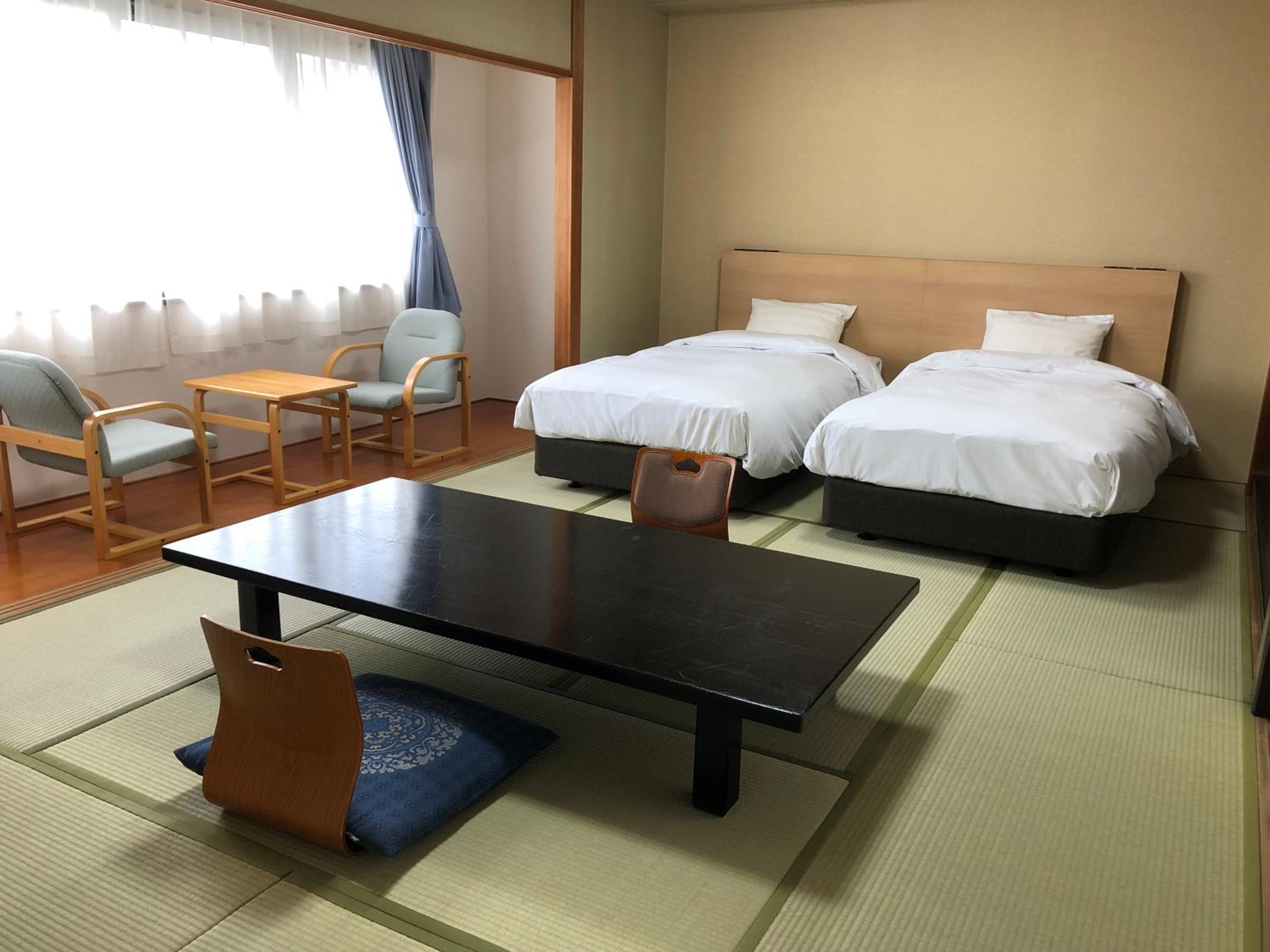 Large Twin Room - Photo 1