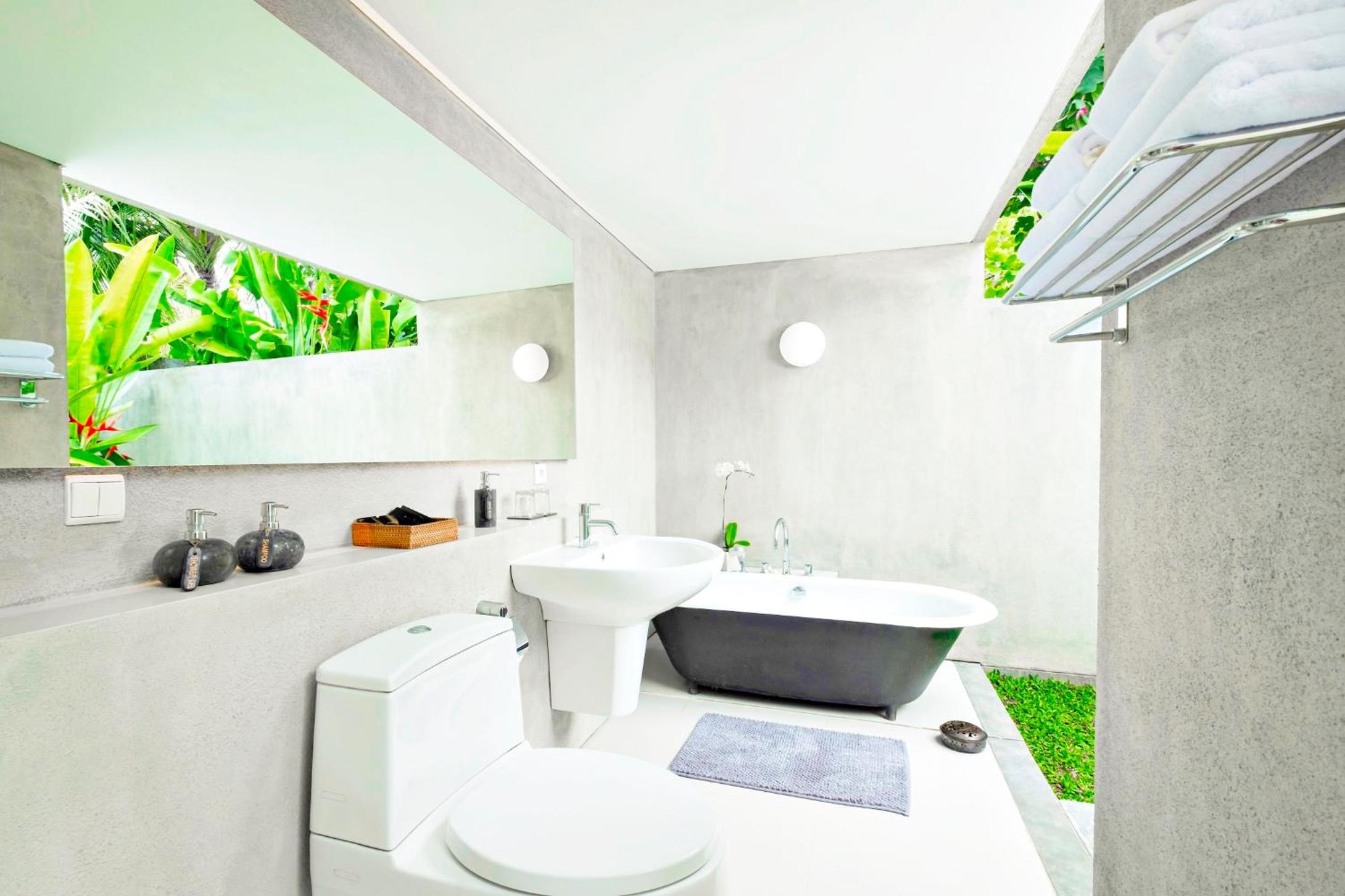 Four-Bedroom Villa with Pool - Photo 15