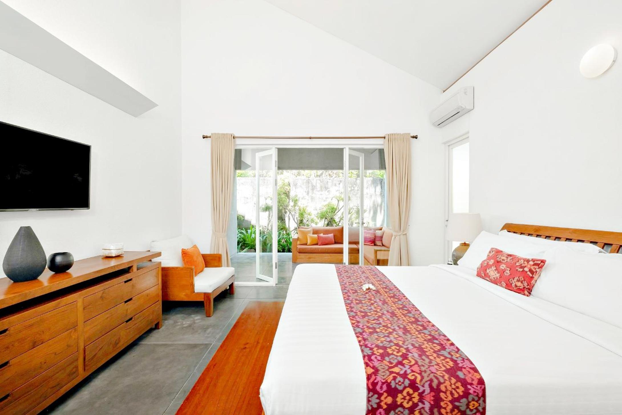 Four-Bedroom Villa with Pool - Photo 4