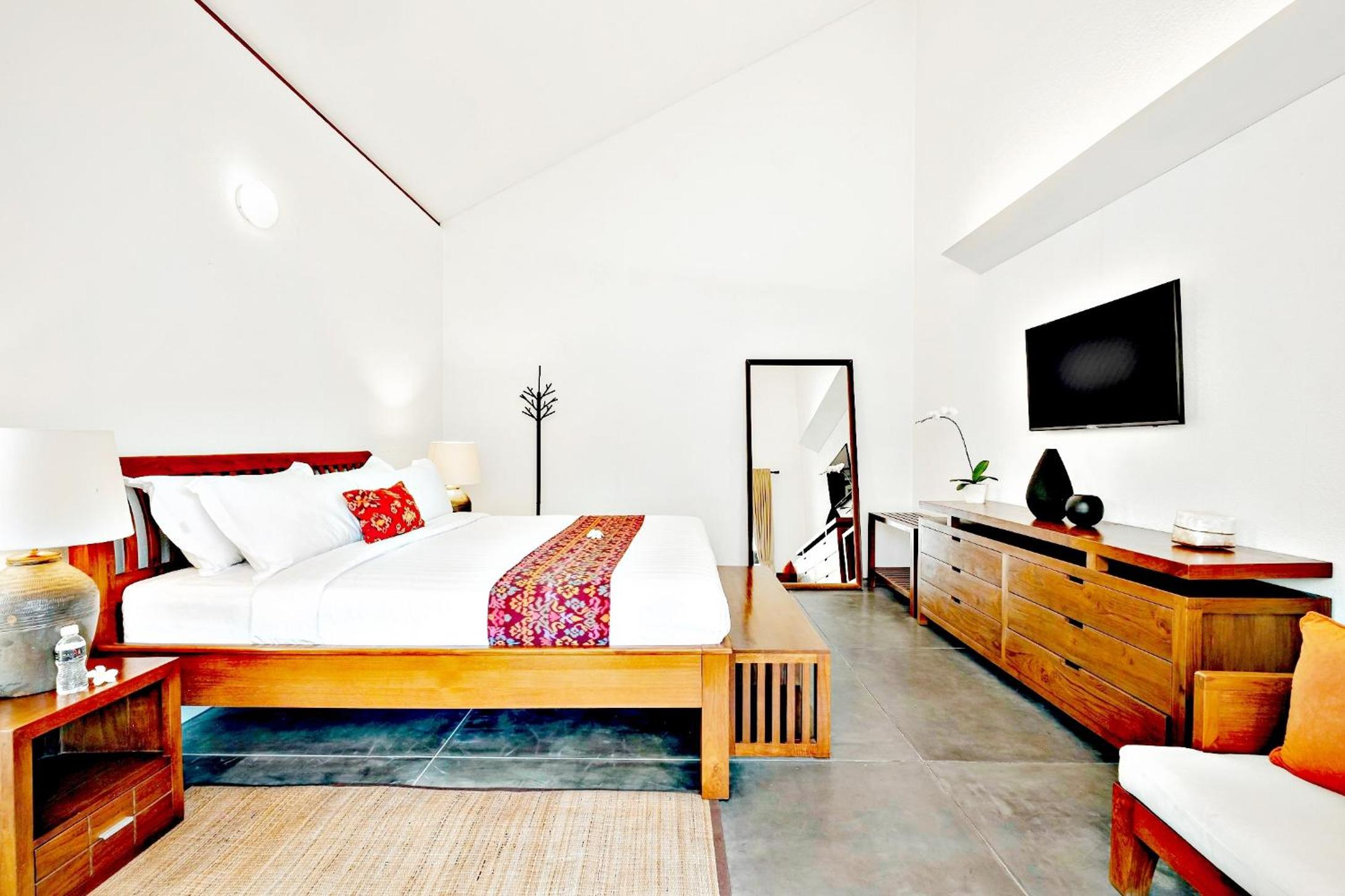 Four-Bedroom Villa with Pool - Photo 3