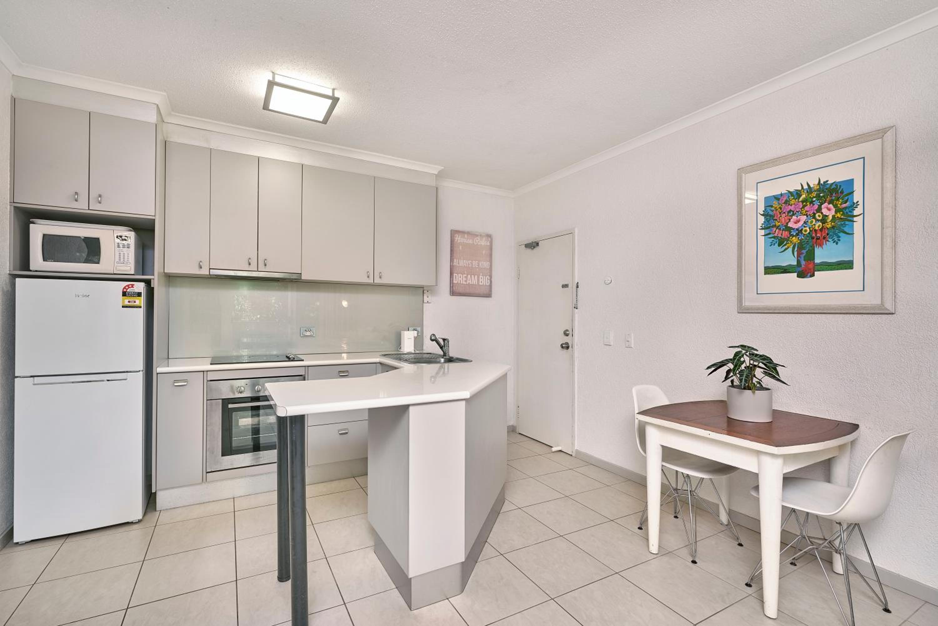 One-Bedroom Apartment photo 2