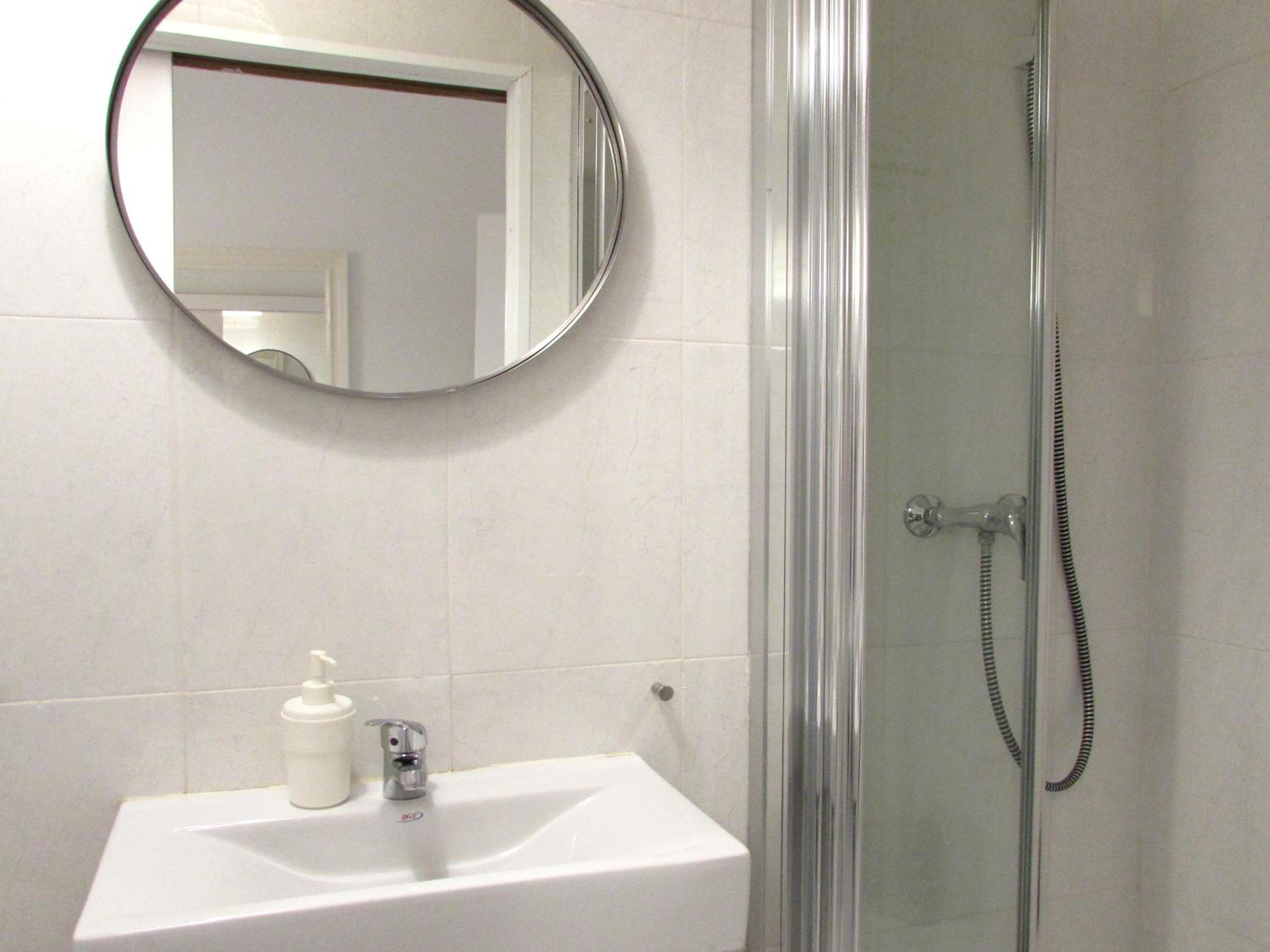 Basic Double Room with Private Bathroom photo 2