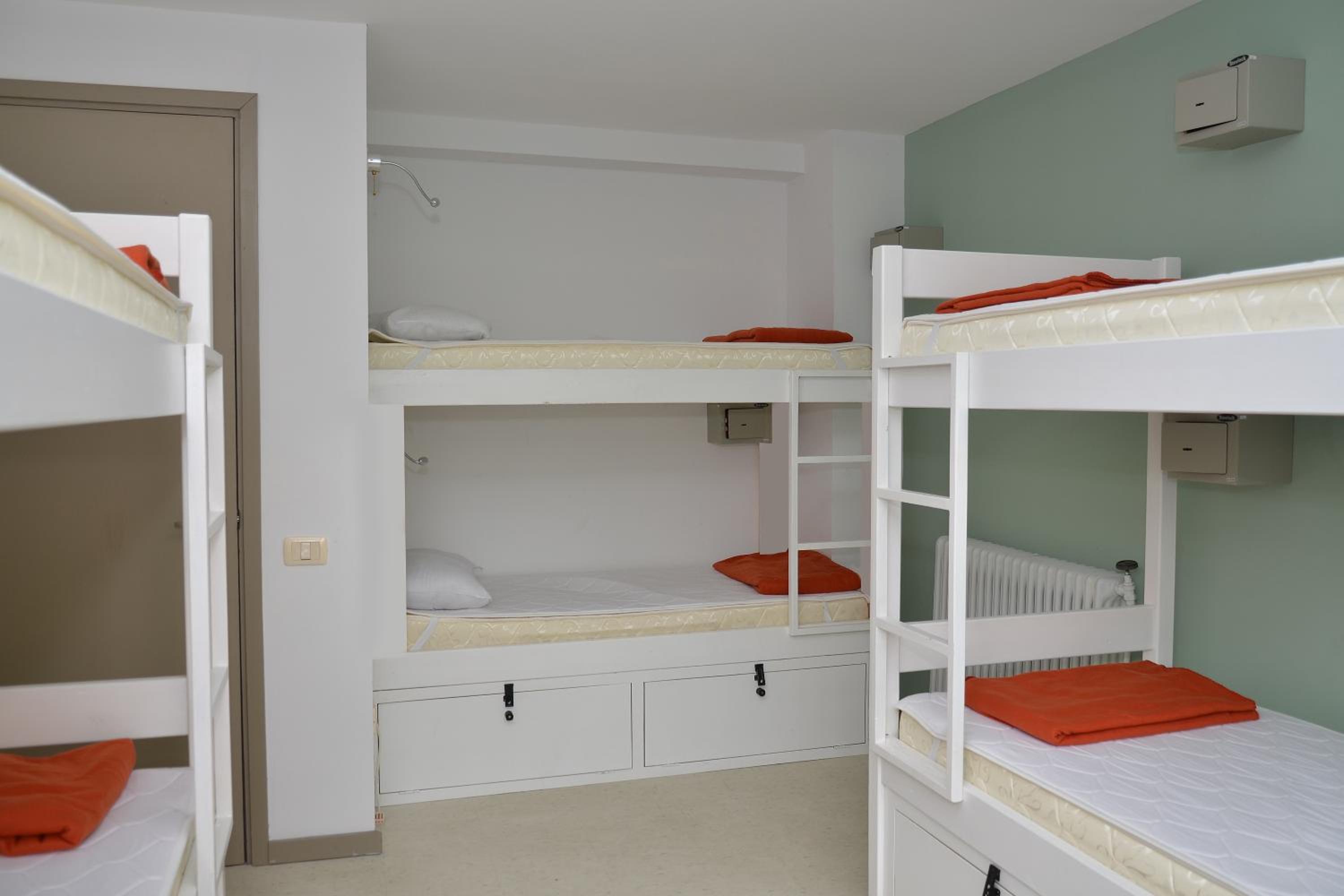 Bed in 6-Bed Mixed Dormitory Room photo 1