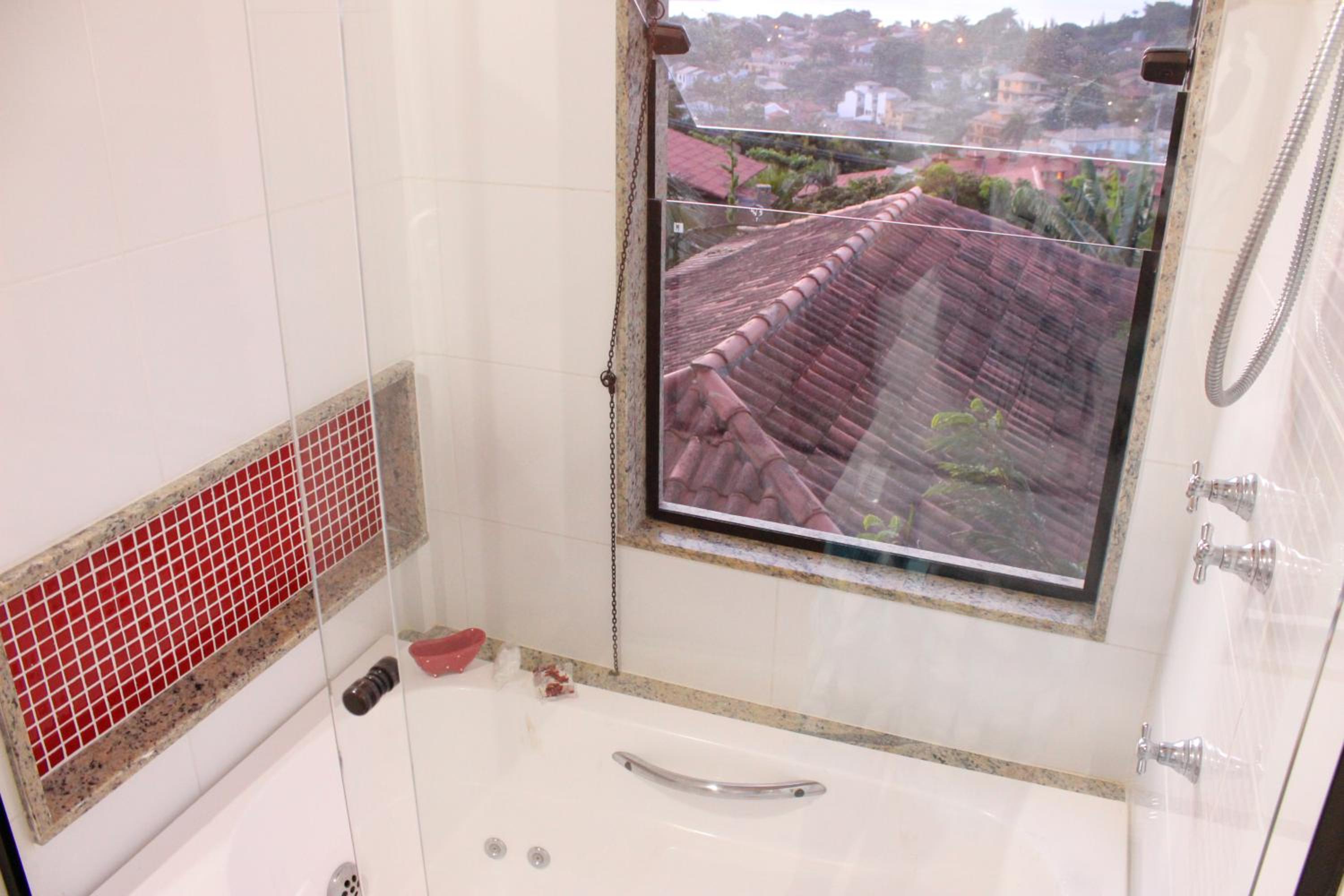 Deluxe Suite with Spa Bath photo 2