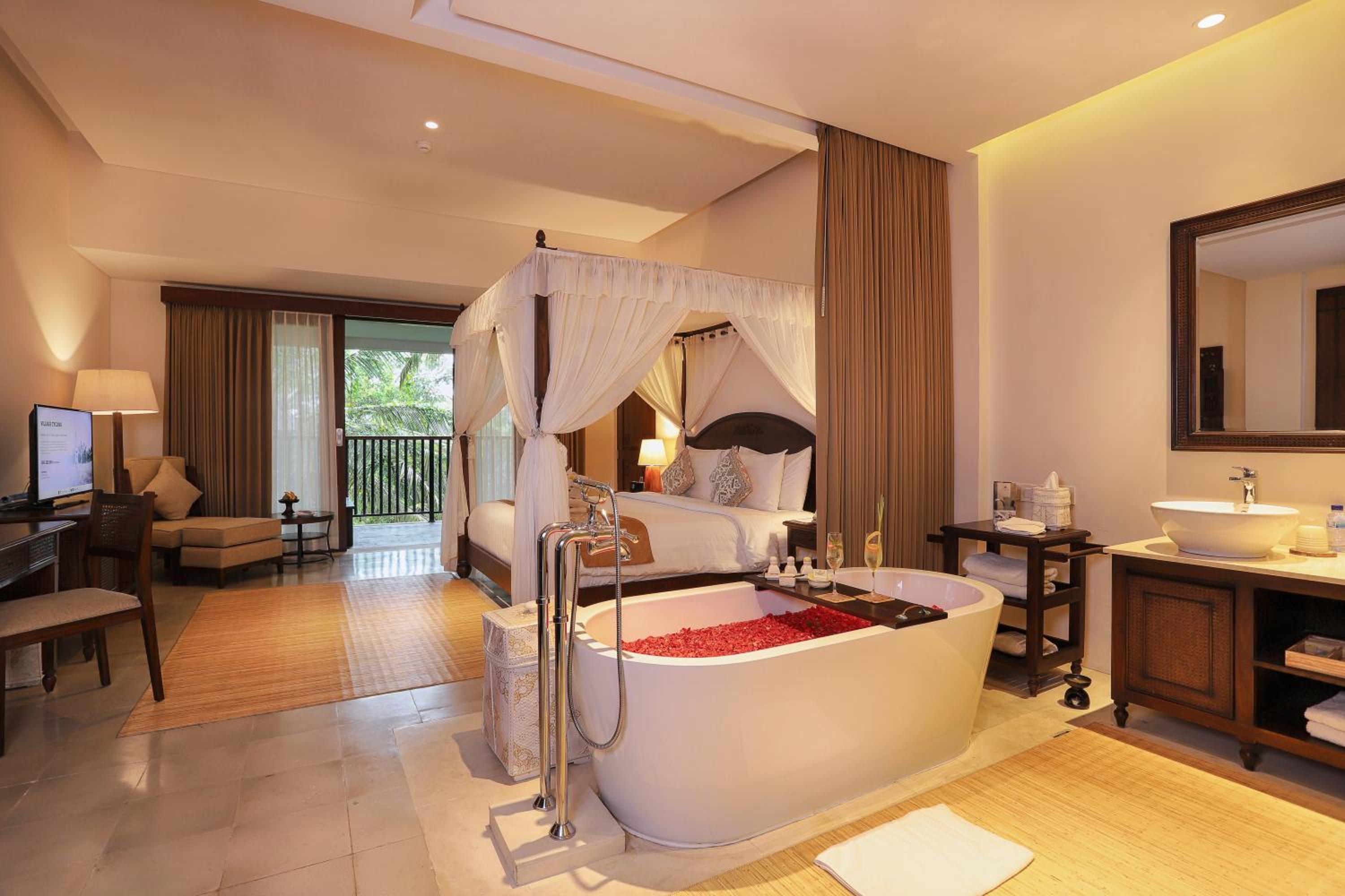 Jungle Suite with Private Balcony thumbnail 5