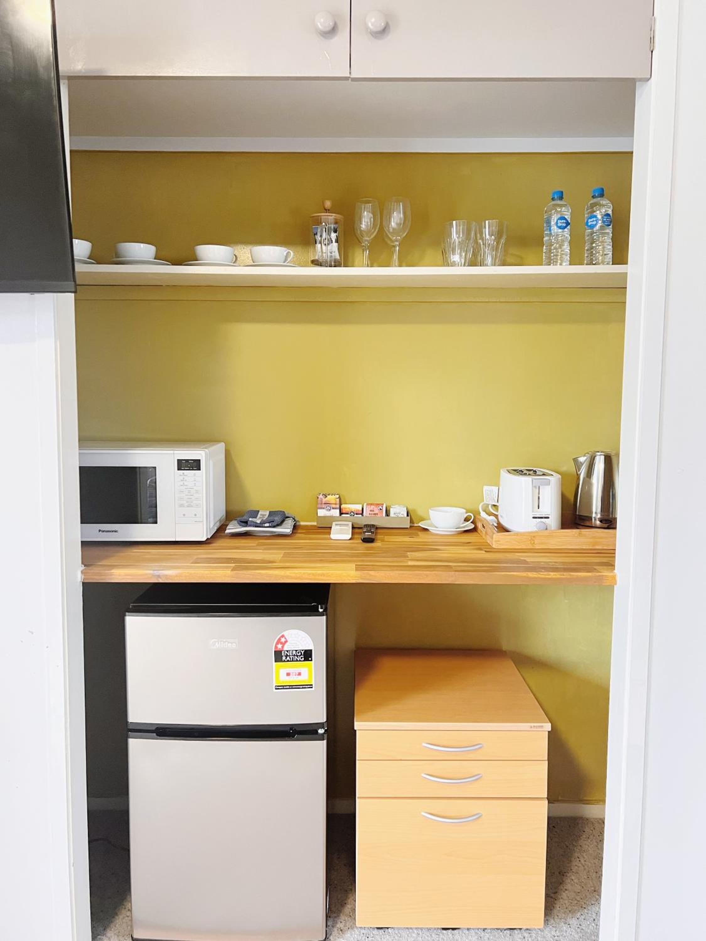 Budget Upstairs Family Unit - No Kitchen photo 2