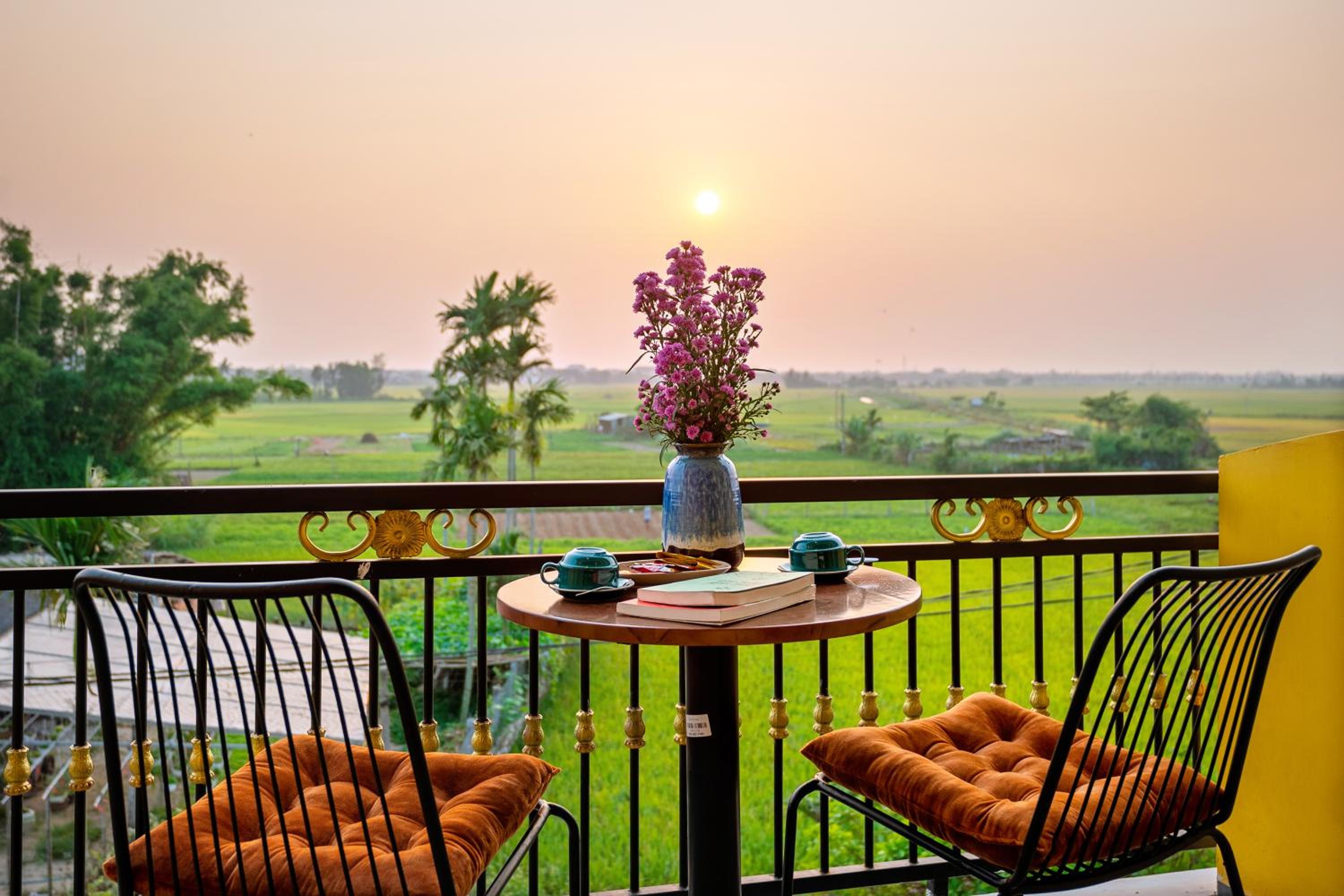 Deluxe Double Room with Balcony - Photo 9