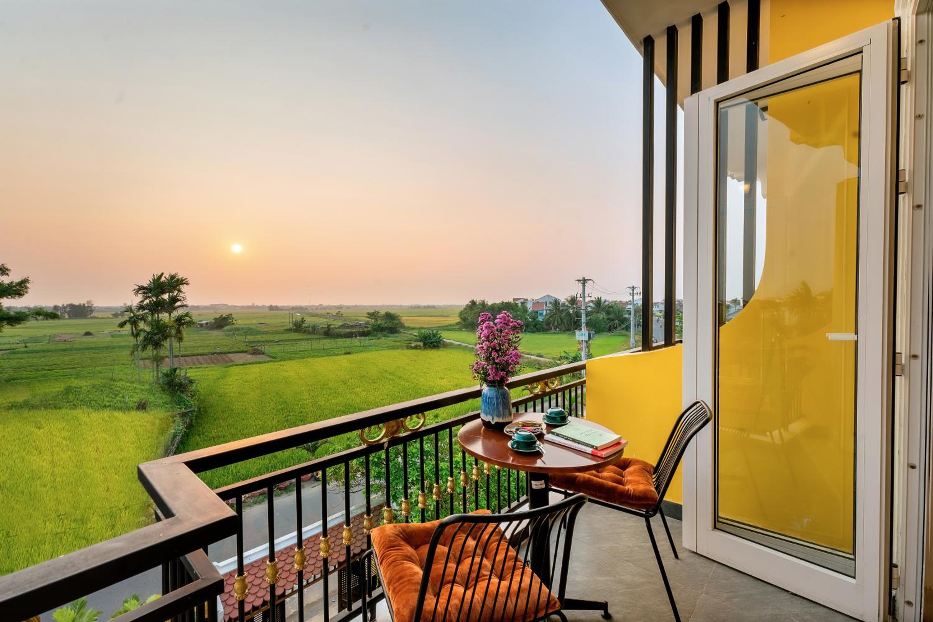 Deluxe Double Room with Balcony - Photo 8