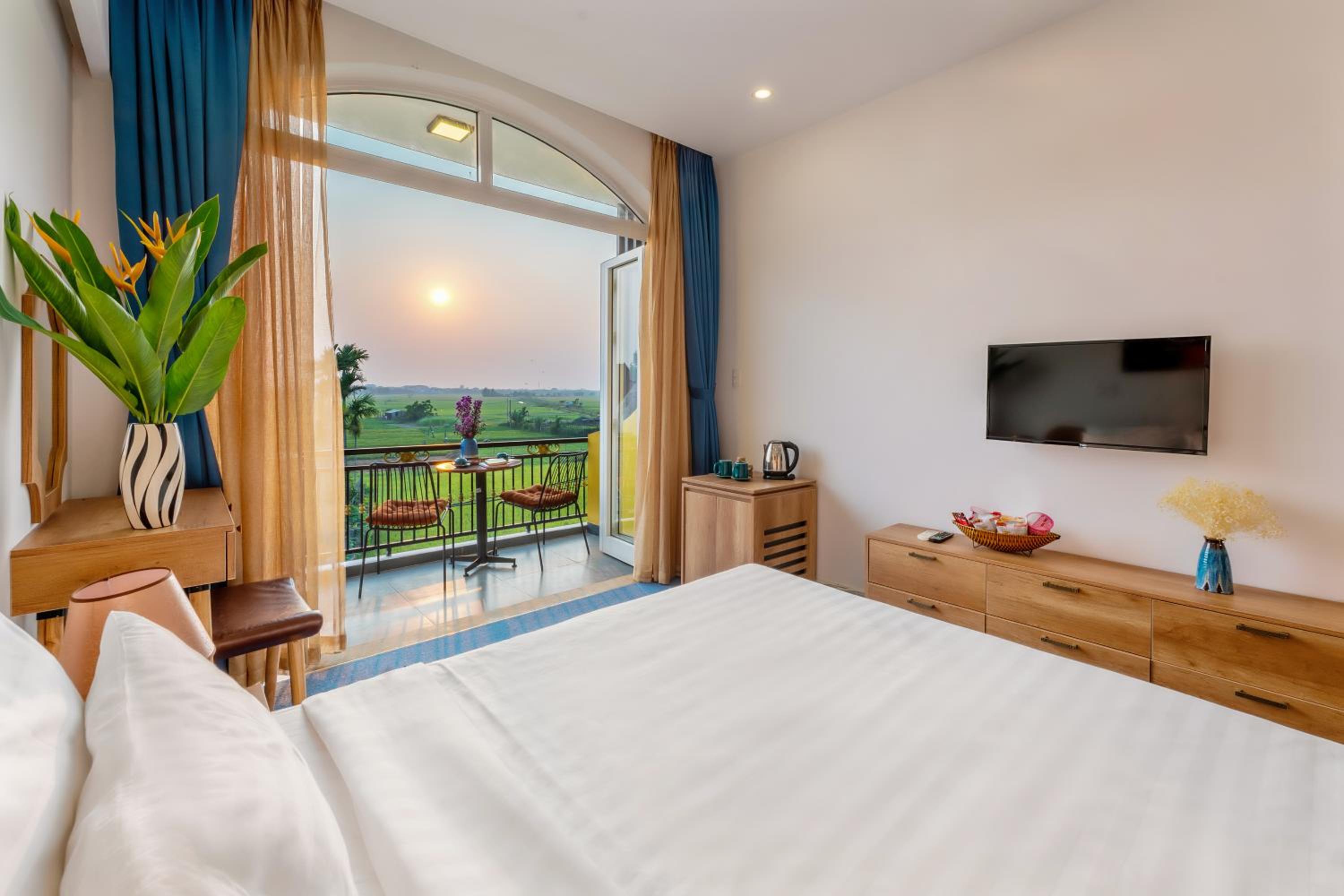 Deluxe Double Room with Balcony - Photo 7
