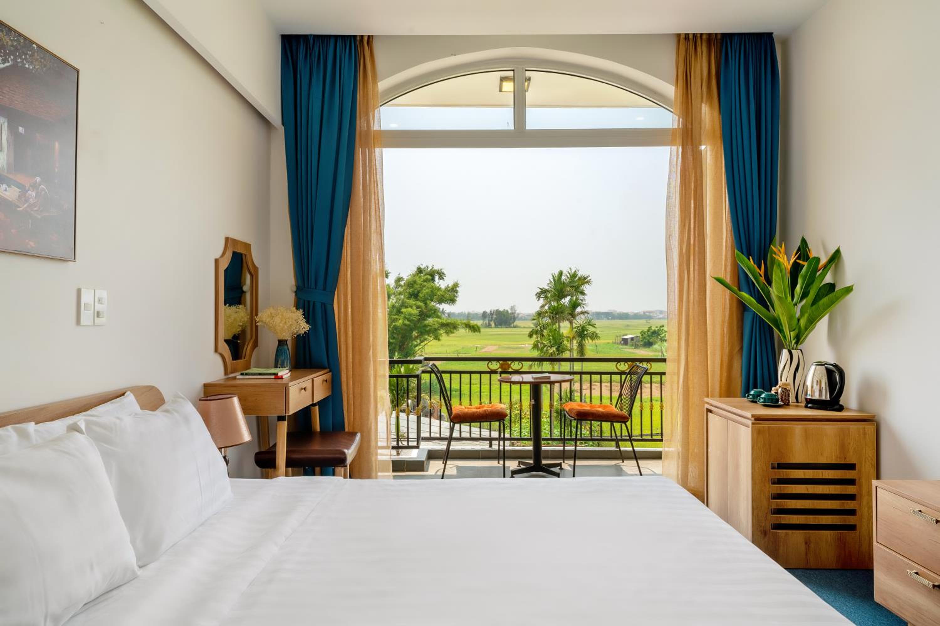 Deluxe Double Room with Balcony - Photo 4