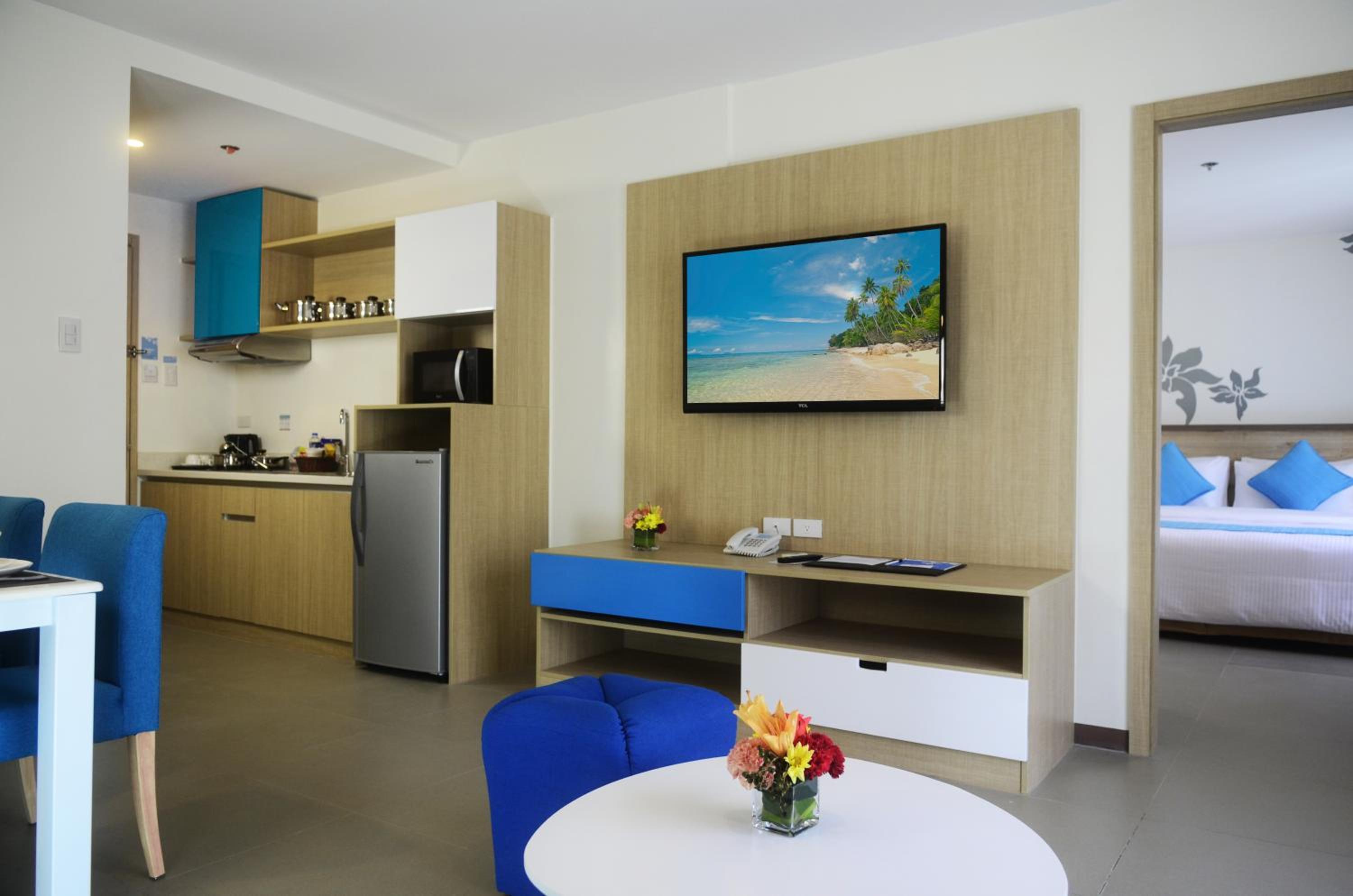 One-Bedroom Suite with Kitchen - Photo 2