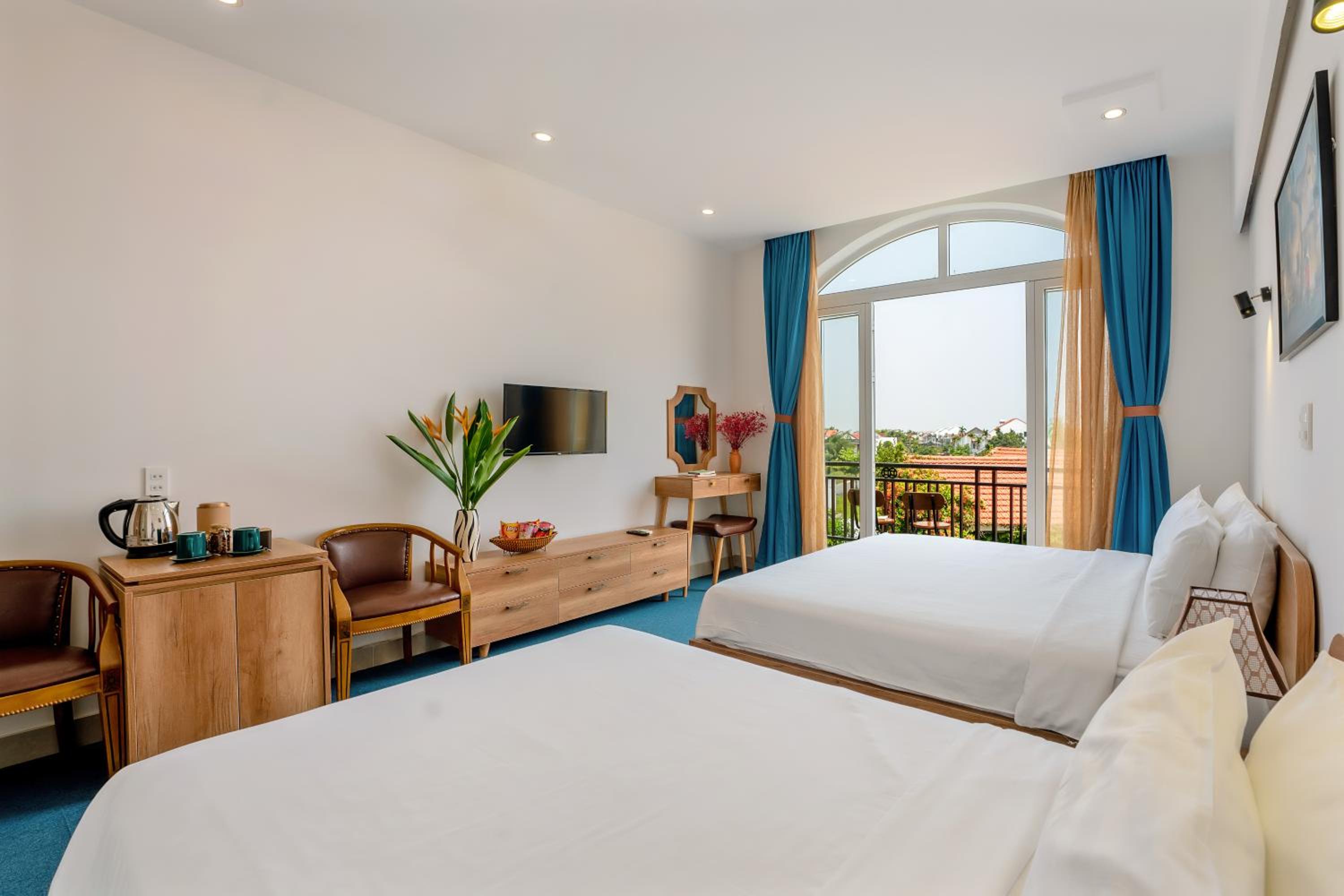 Family Suite with Balcony - Photo 5