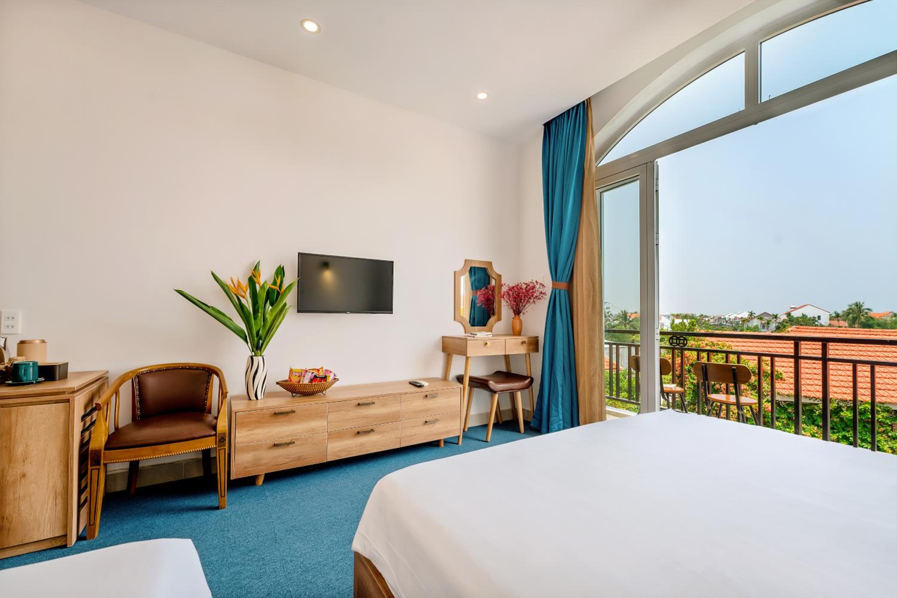 Family Suite with Balcony - Photo 7