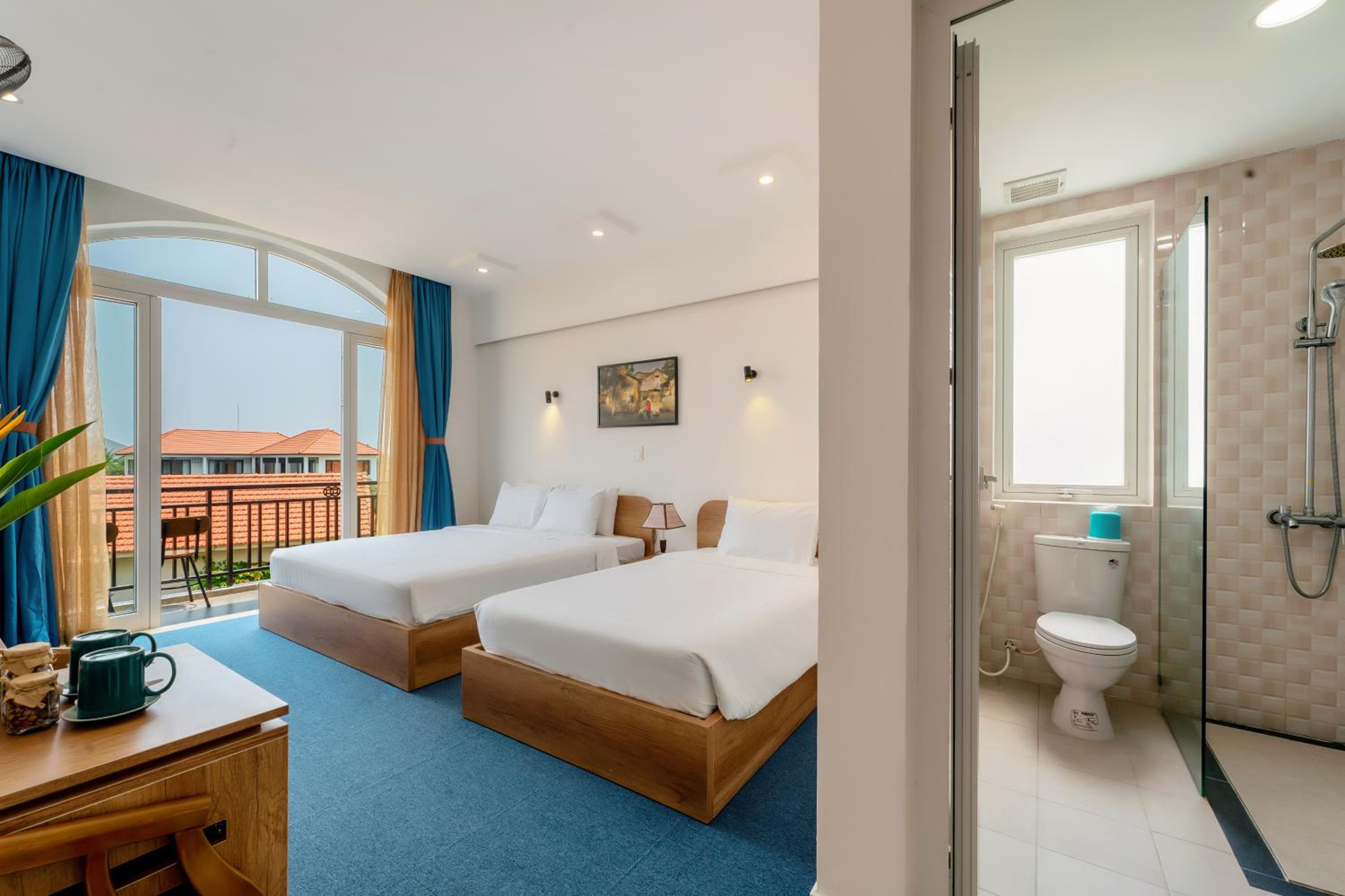 Family Suite with Balcony - Photo 2