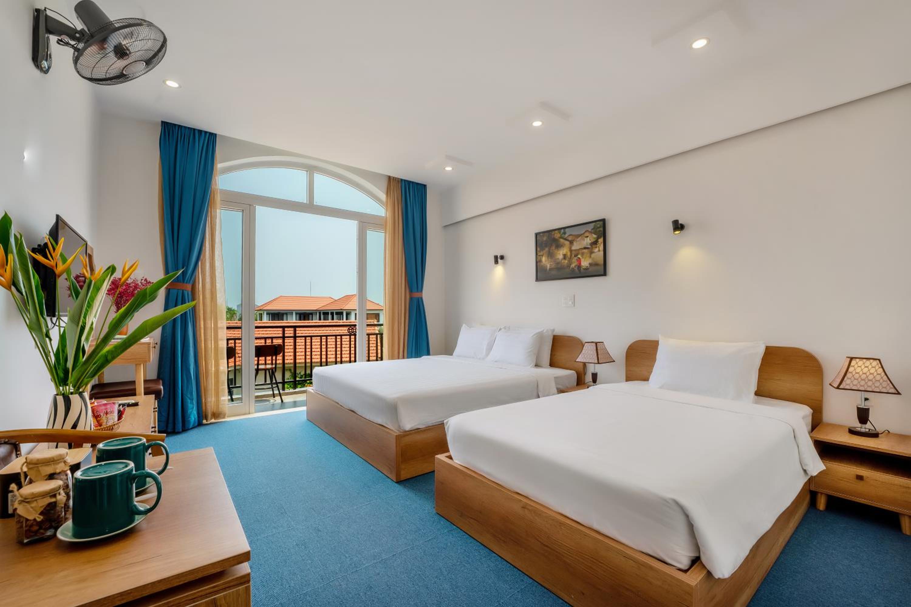 Family Suite with Balcony - Photo 6