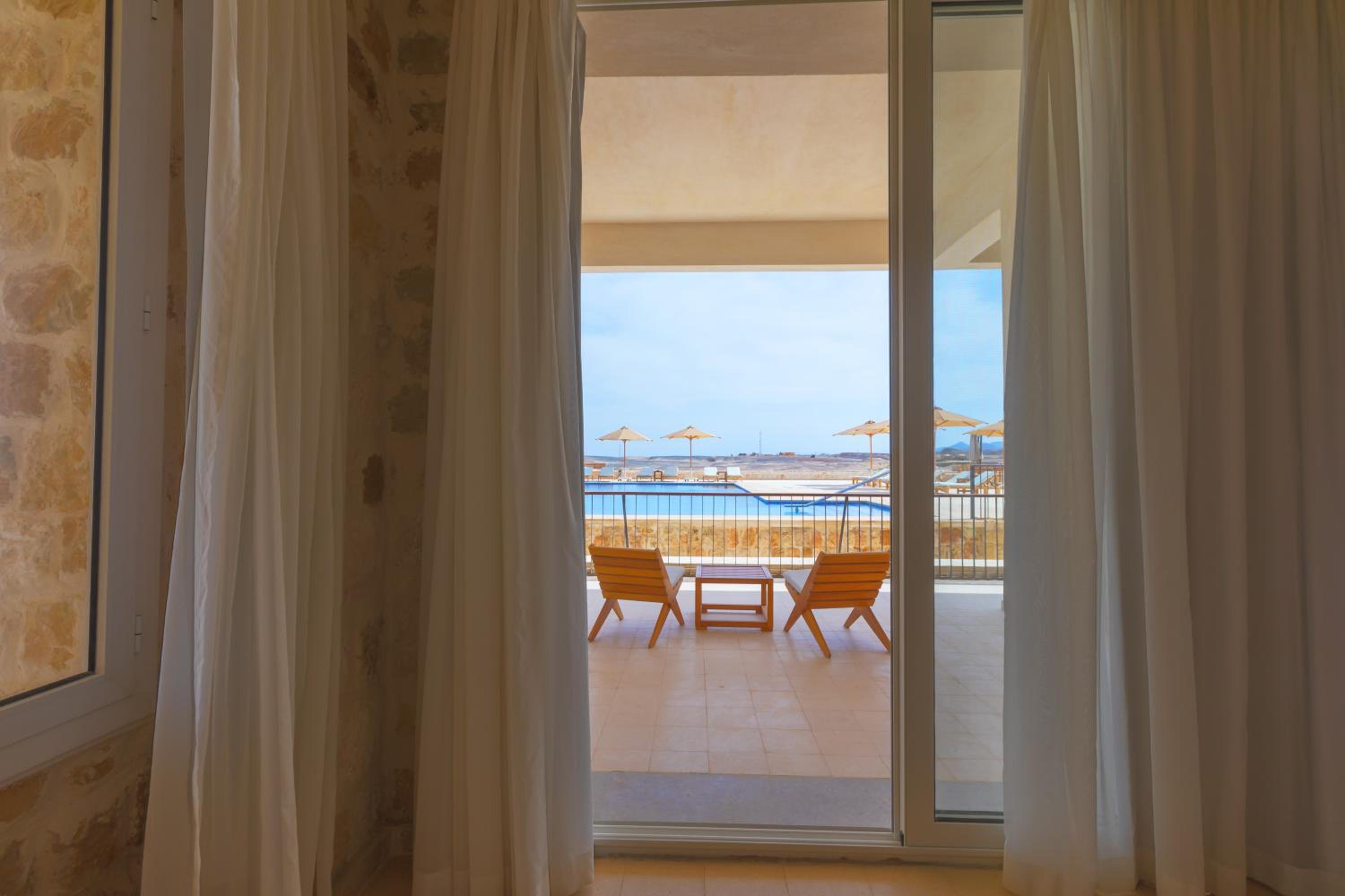 Deluxe King Room - Photo 4