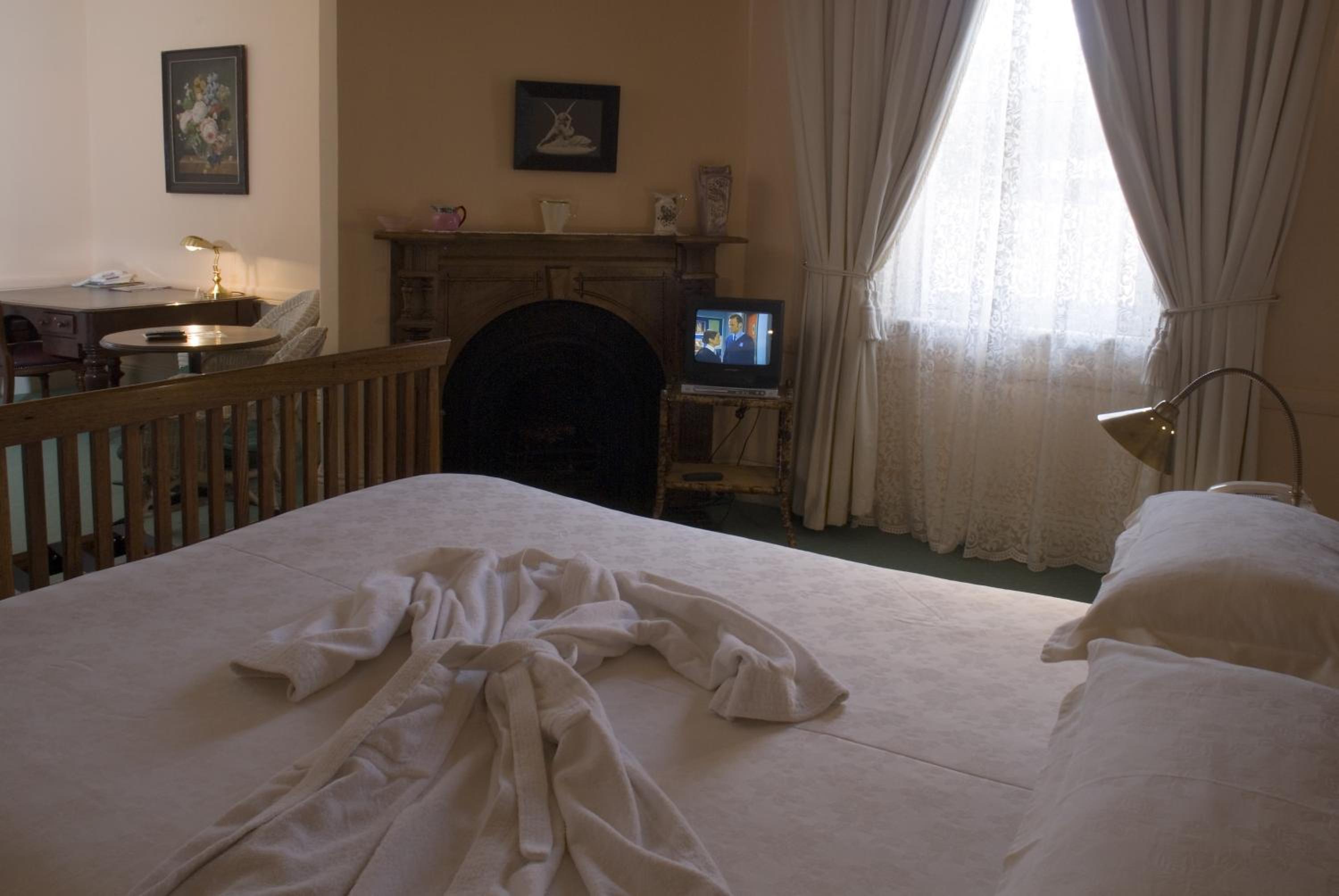 Queen Room photo 2