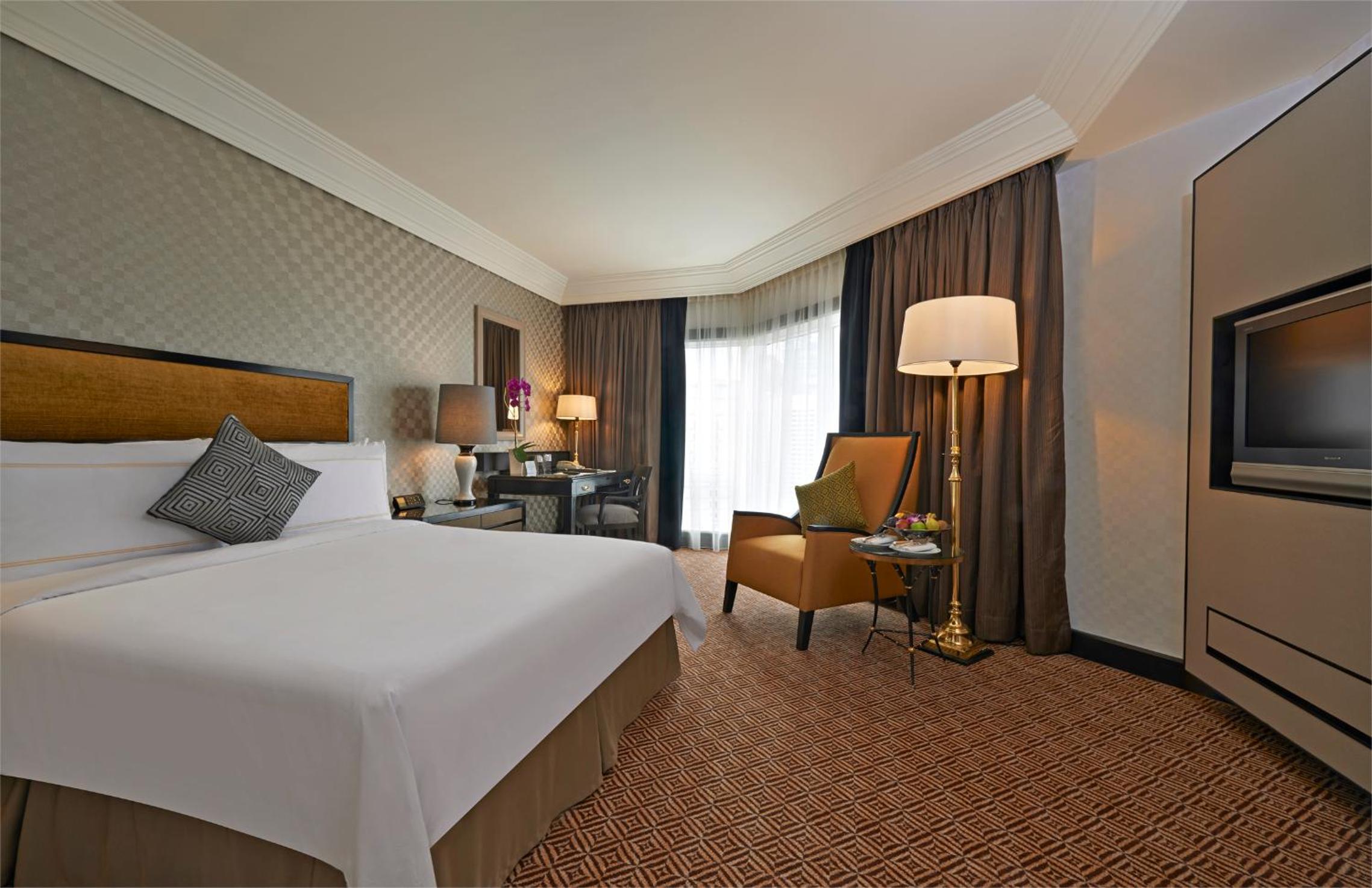 Deluxe Room with One Queen Bed photo 2