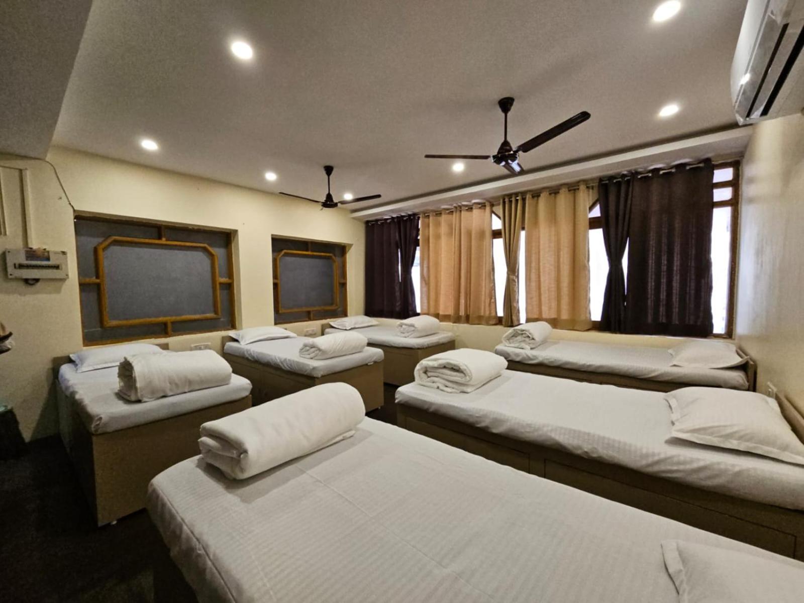 Bed in 6-Bed Mixed Dormitory Room photo 3