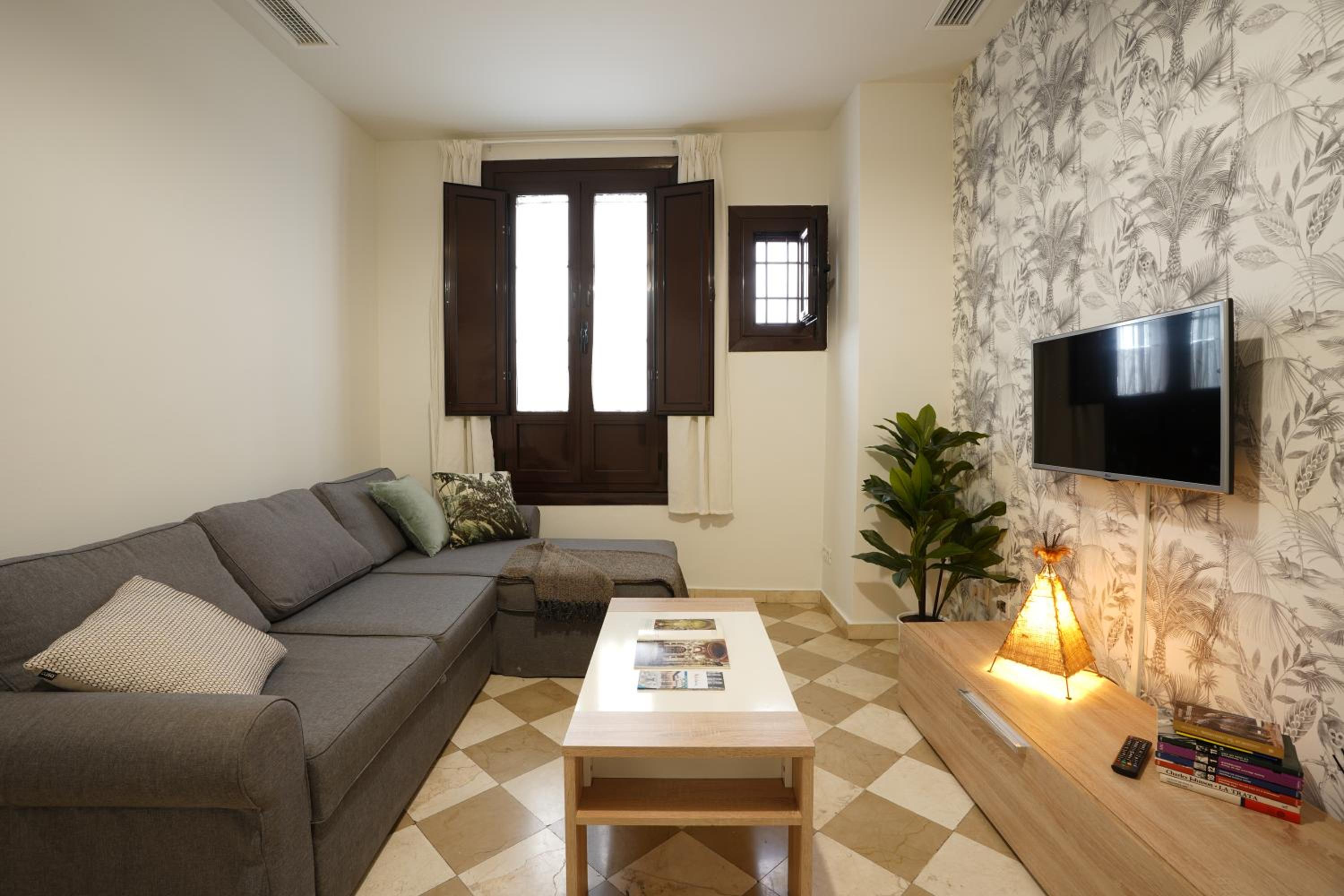Apartment - Ground Floor - Photo 1