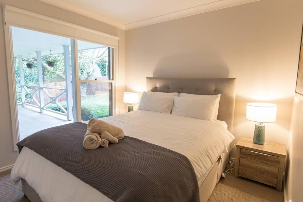 Five-Bedroom House photo 2