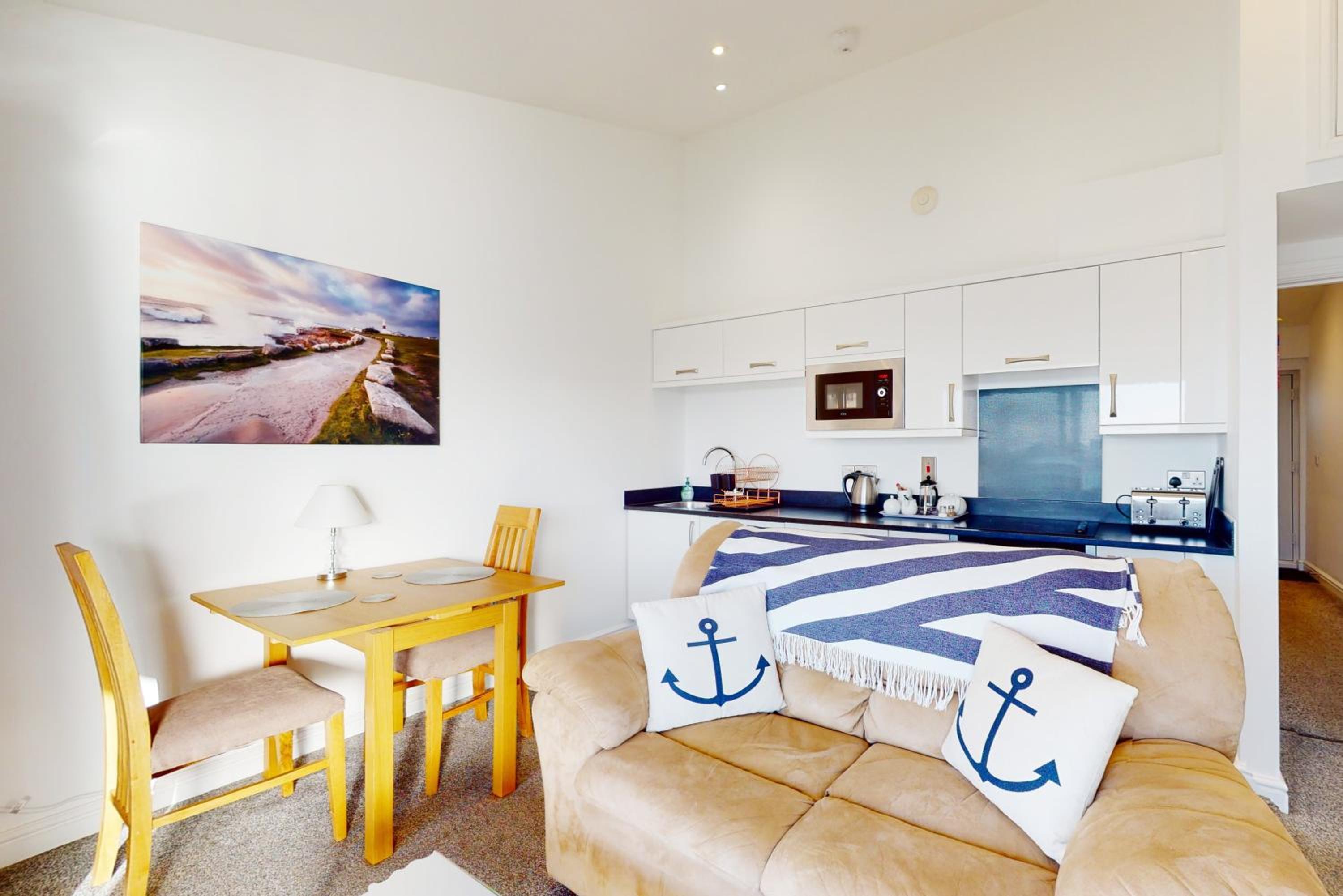 One-Bedroom Apartment - Photo 3