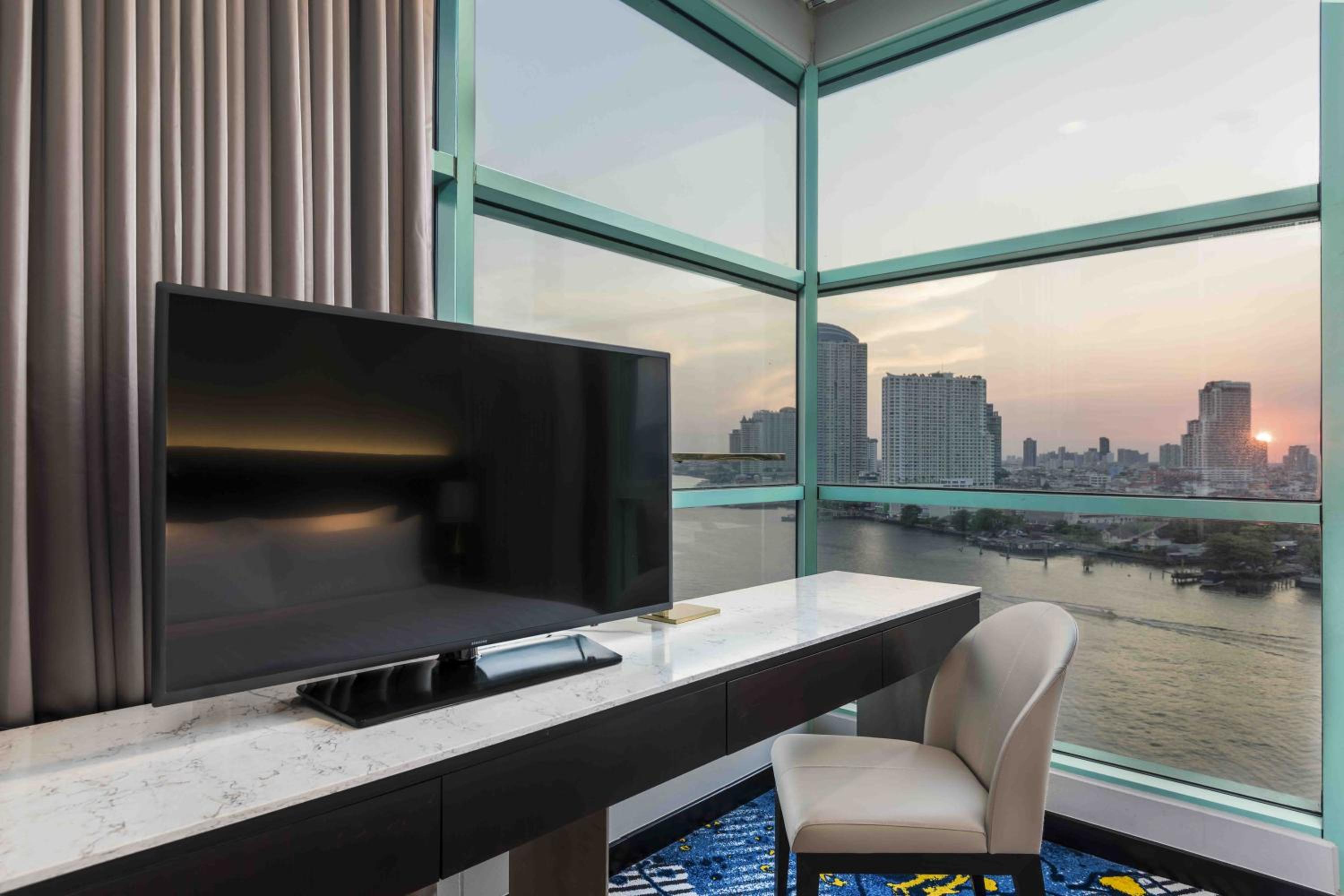 One-Bedroom Suite King with River View thumbnail 5