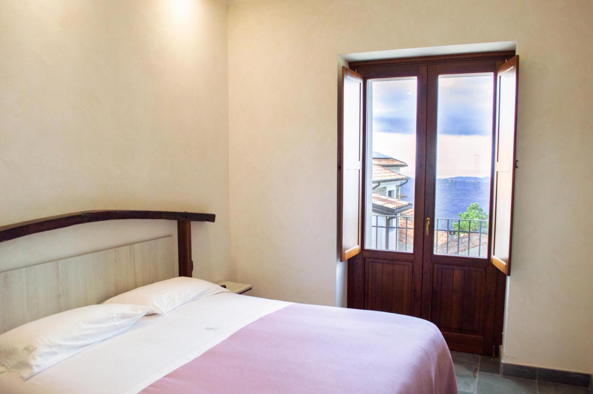 Double Room with Balcony and Sea View - Photo 1