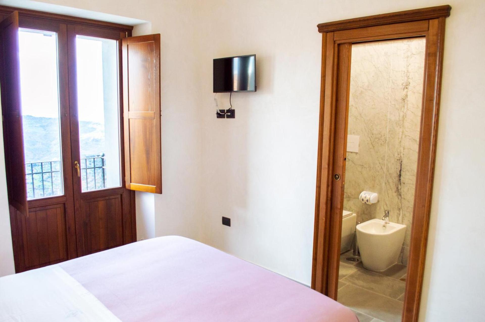 Double Room with Balcony and Sea View - Photo 7