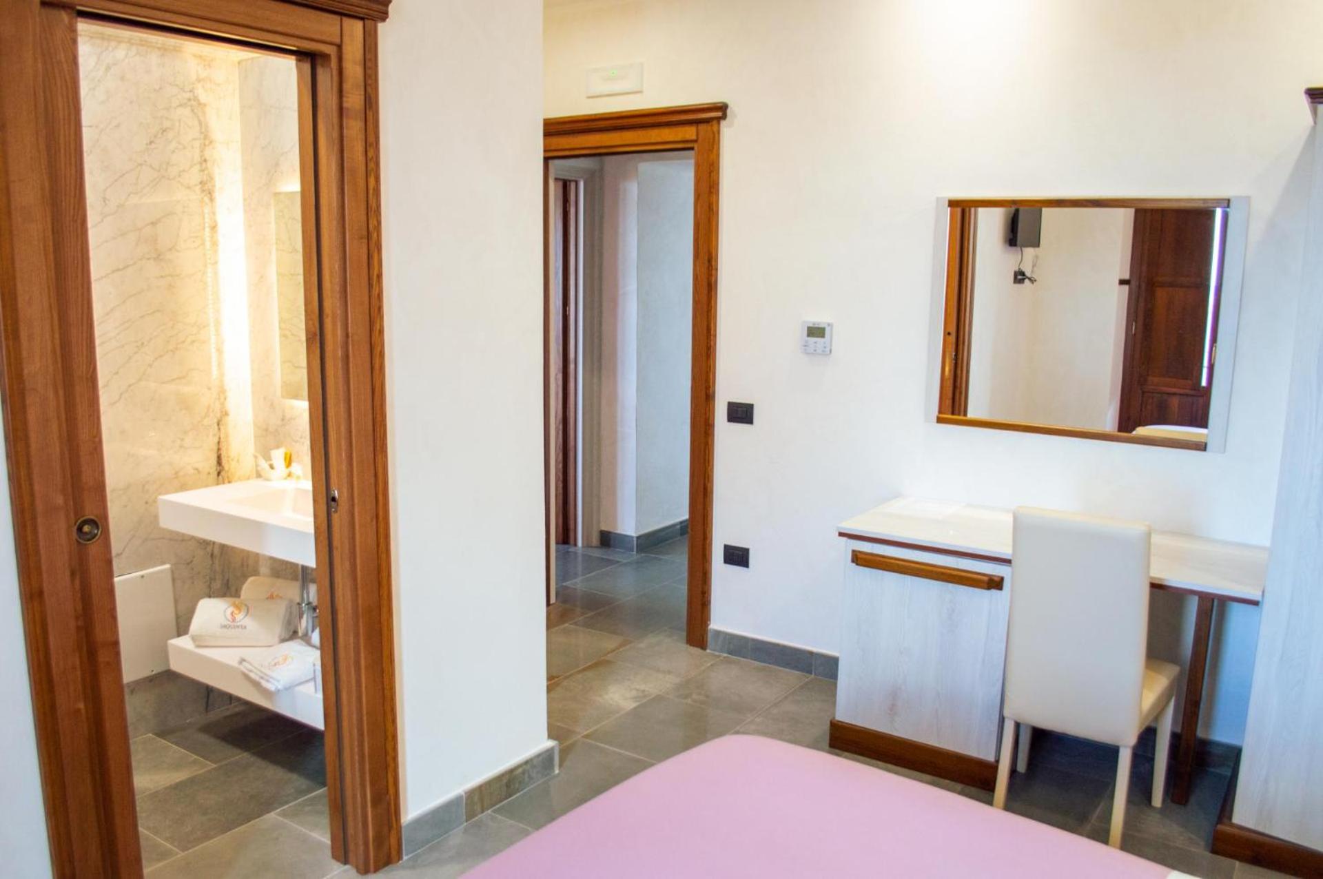 Double Room with Balcony and Sea View - Photo 14