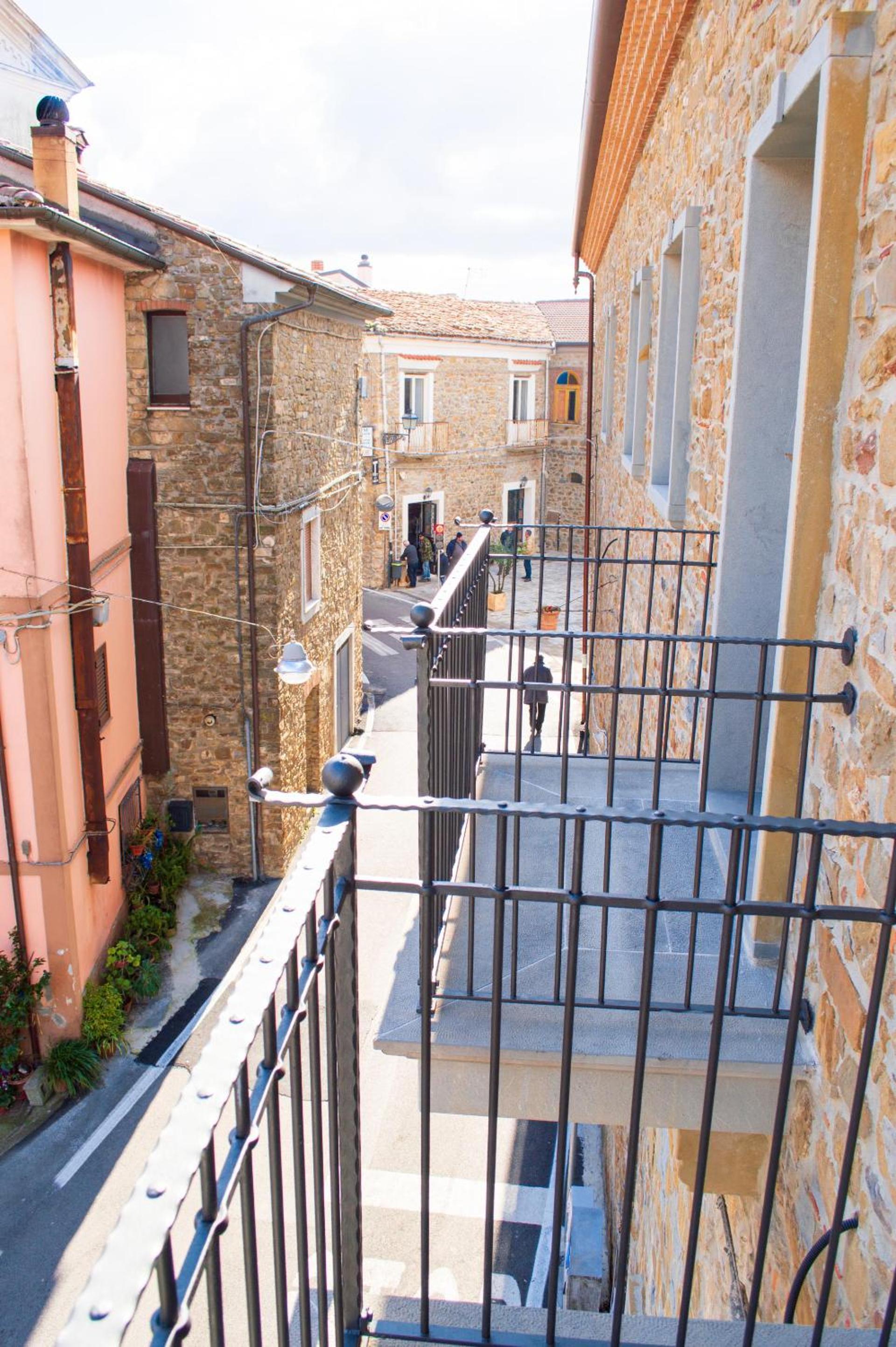 Double Room with Balcony - Photo 11