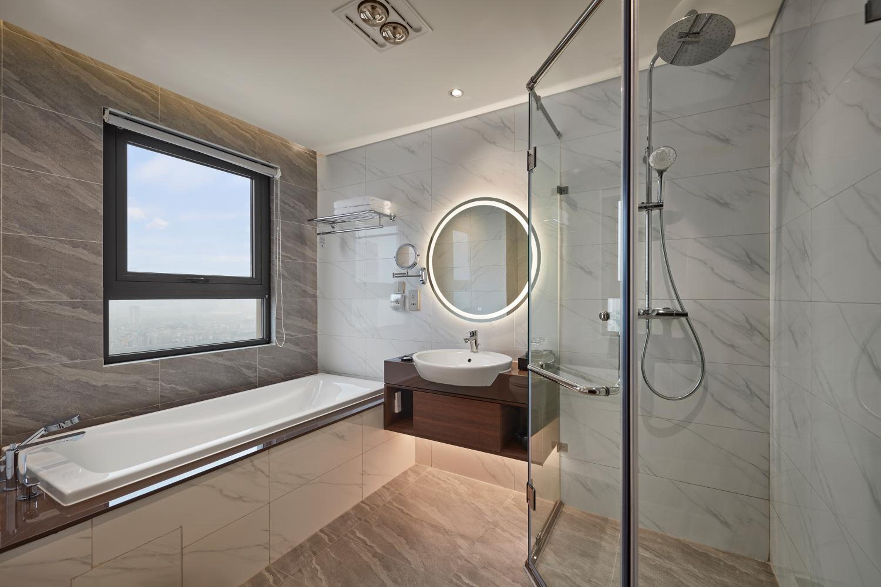 One-Bedroom Suite thumbnail 6