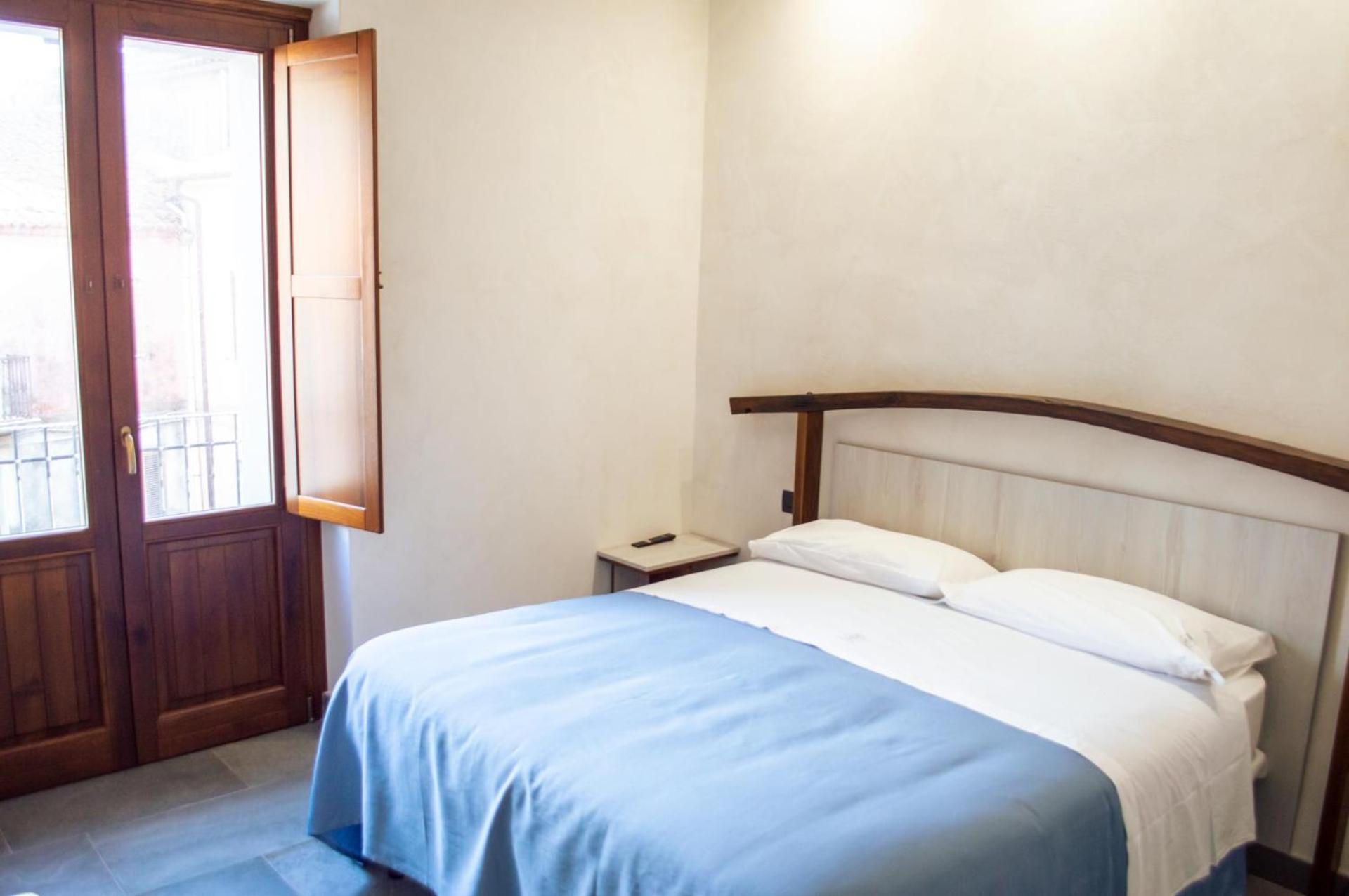 Double Room with Balcony - Photo 9