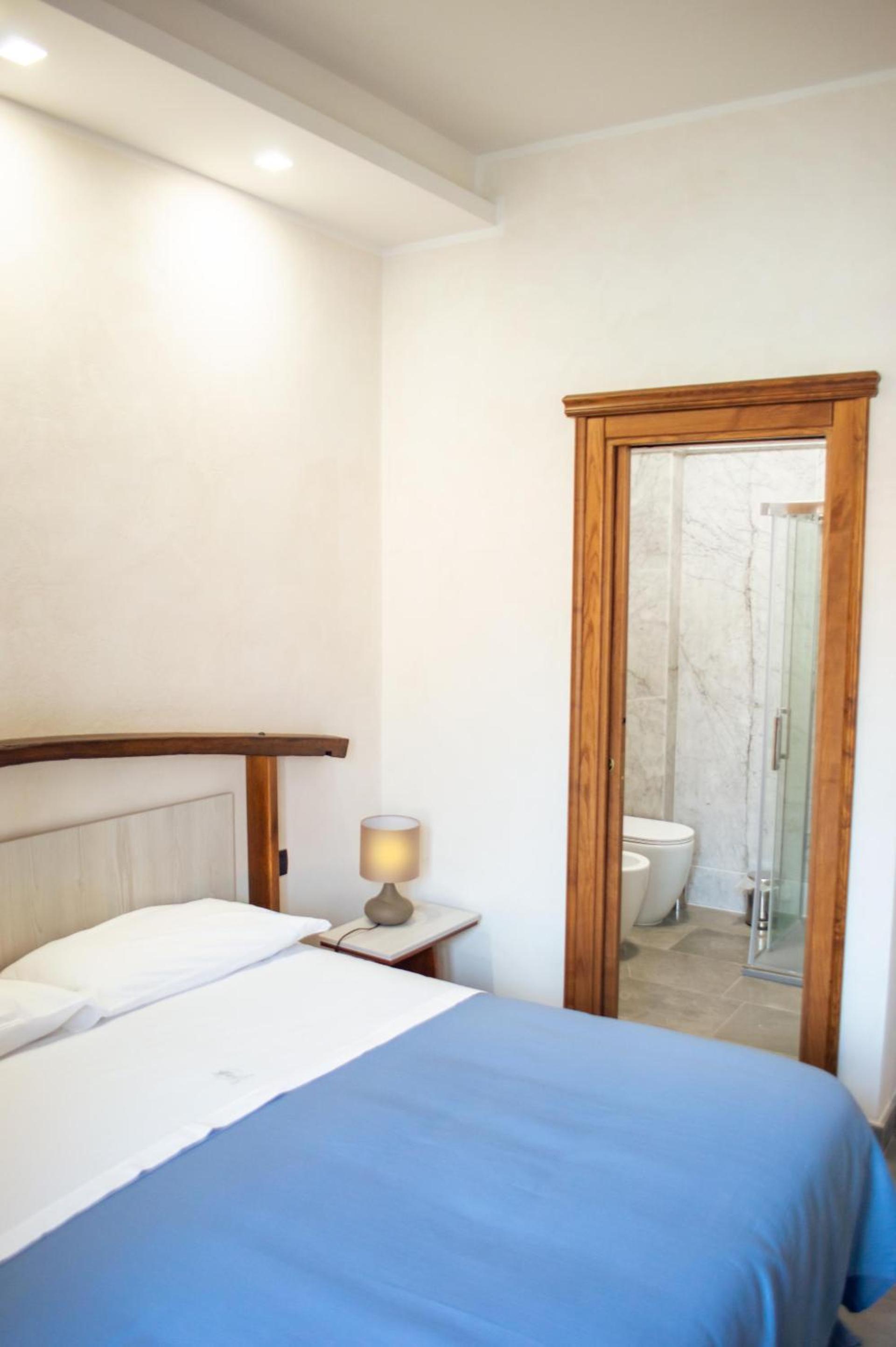 Double Room with Balcony - Photo 7