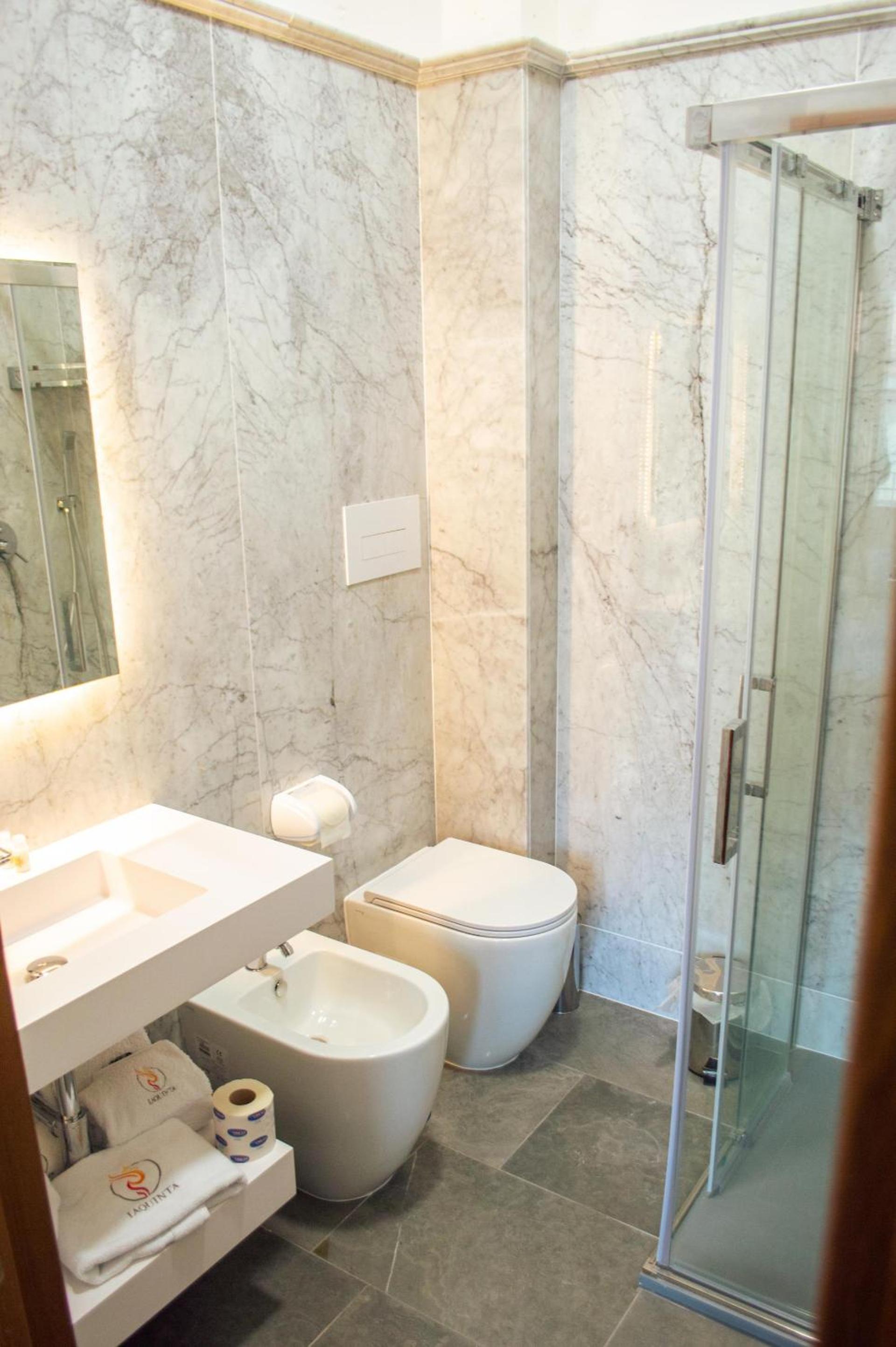 Double Room with Balcony - Photo 4