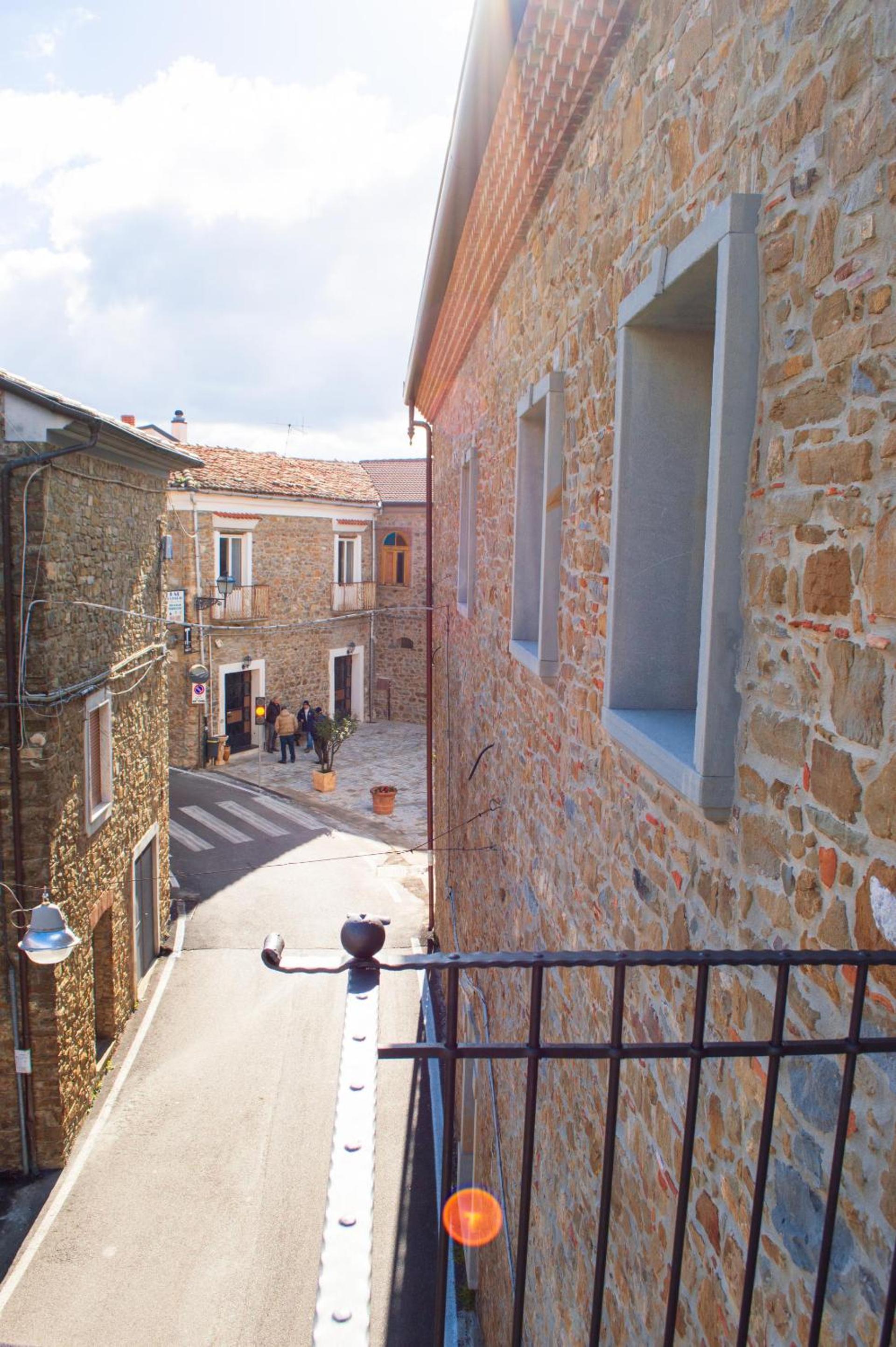 Double Room with Balcony - Photo 3