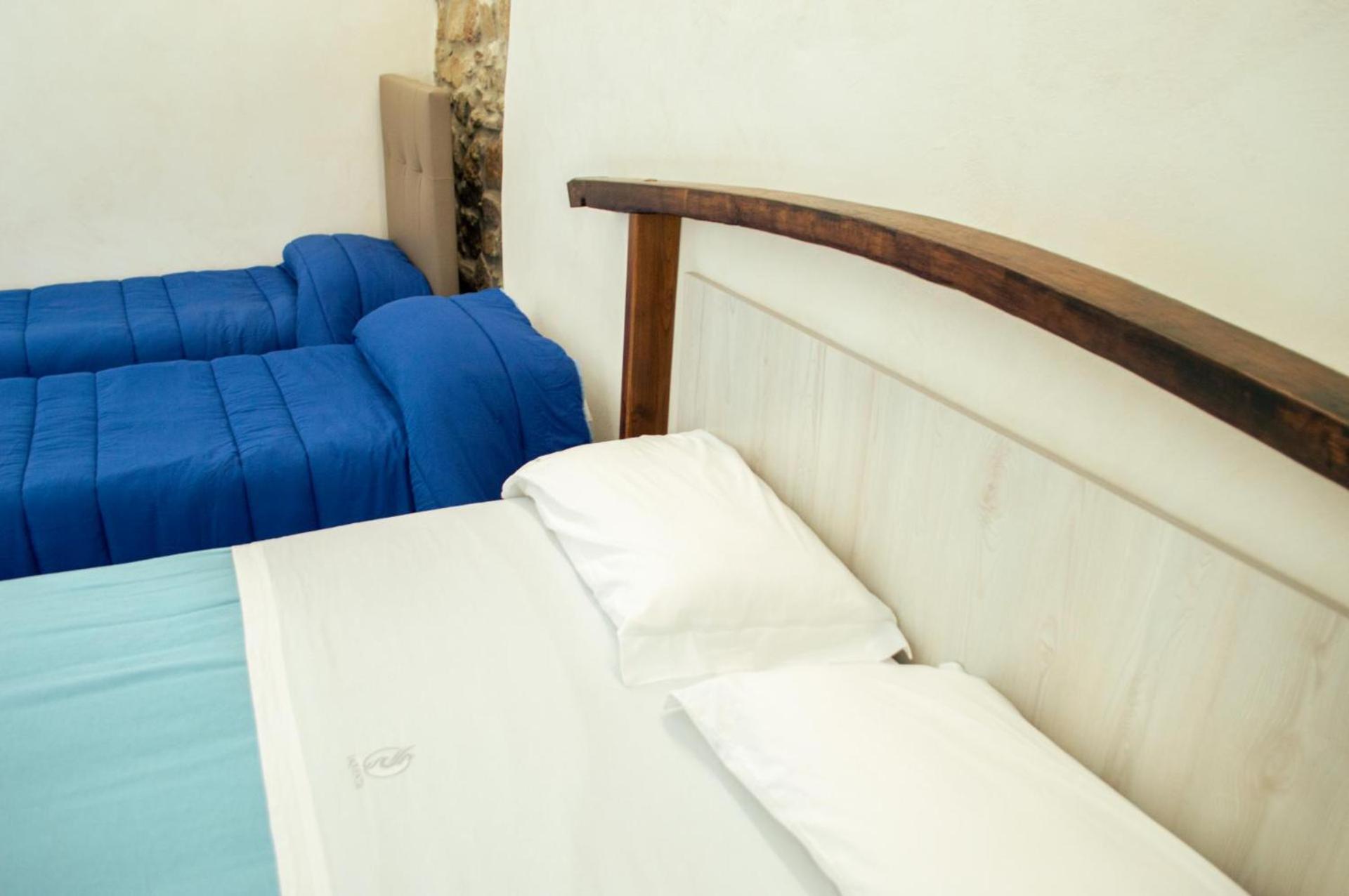 Quadruple Room with Balcony - Photo 6