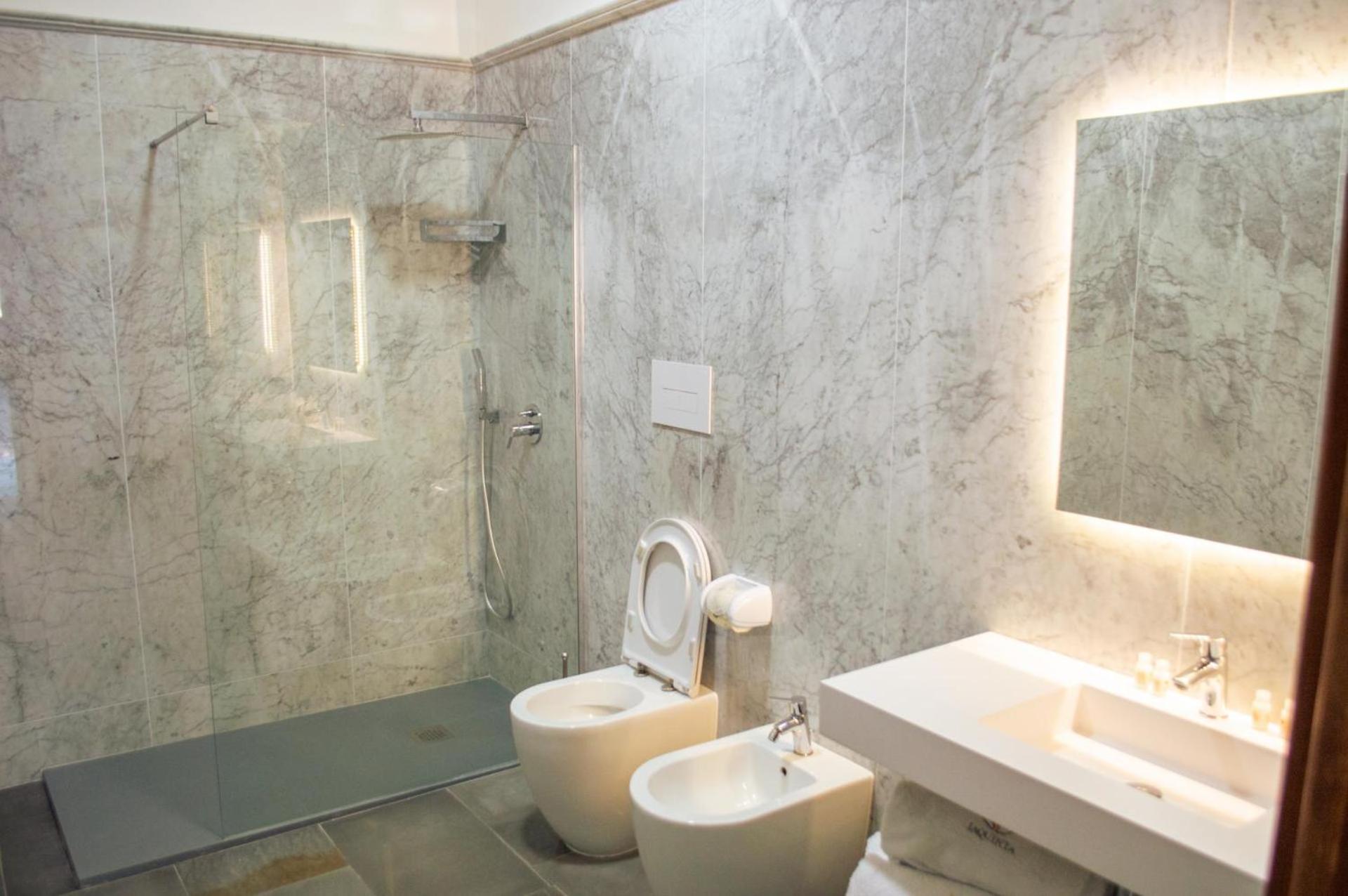 Quadruple Room with Balcony - Photo 8