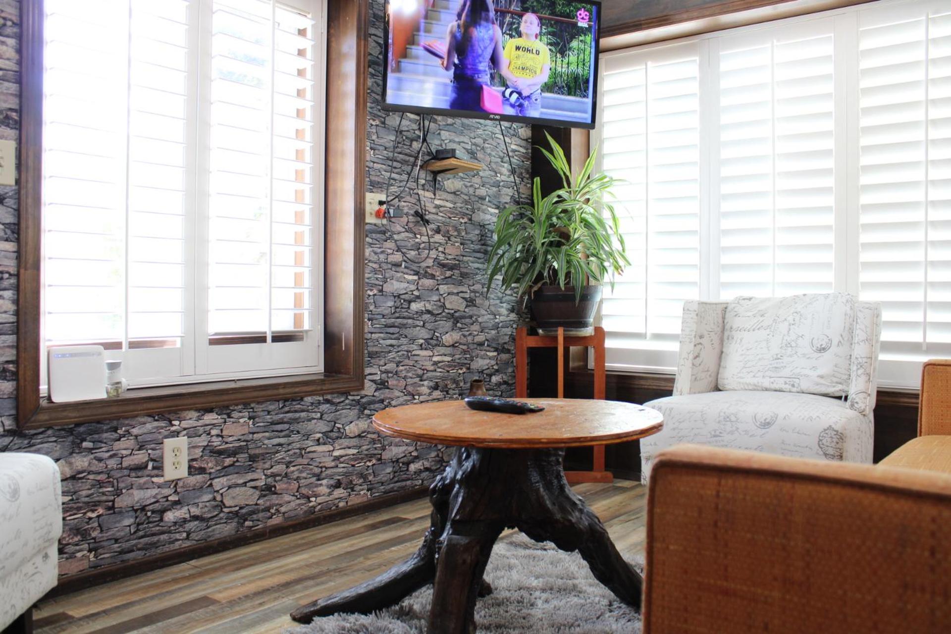 Two-Bedroom House - Photo 4