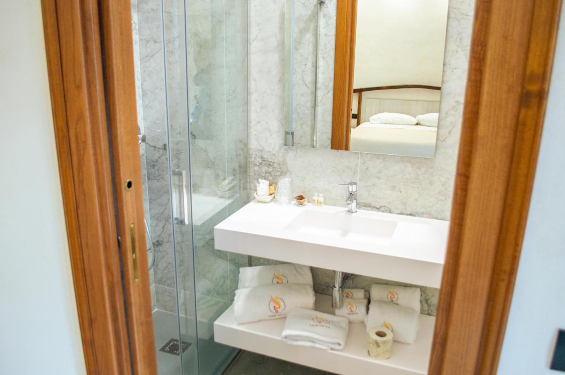 Triple Room with Balcony - Photo 7