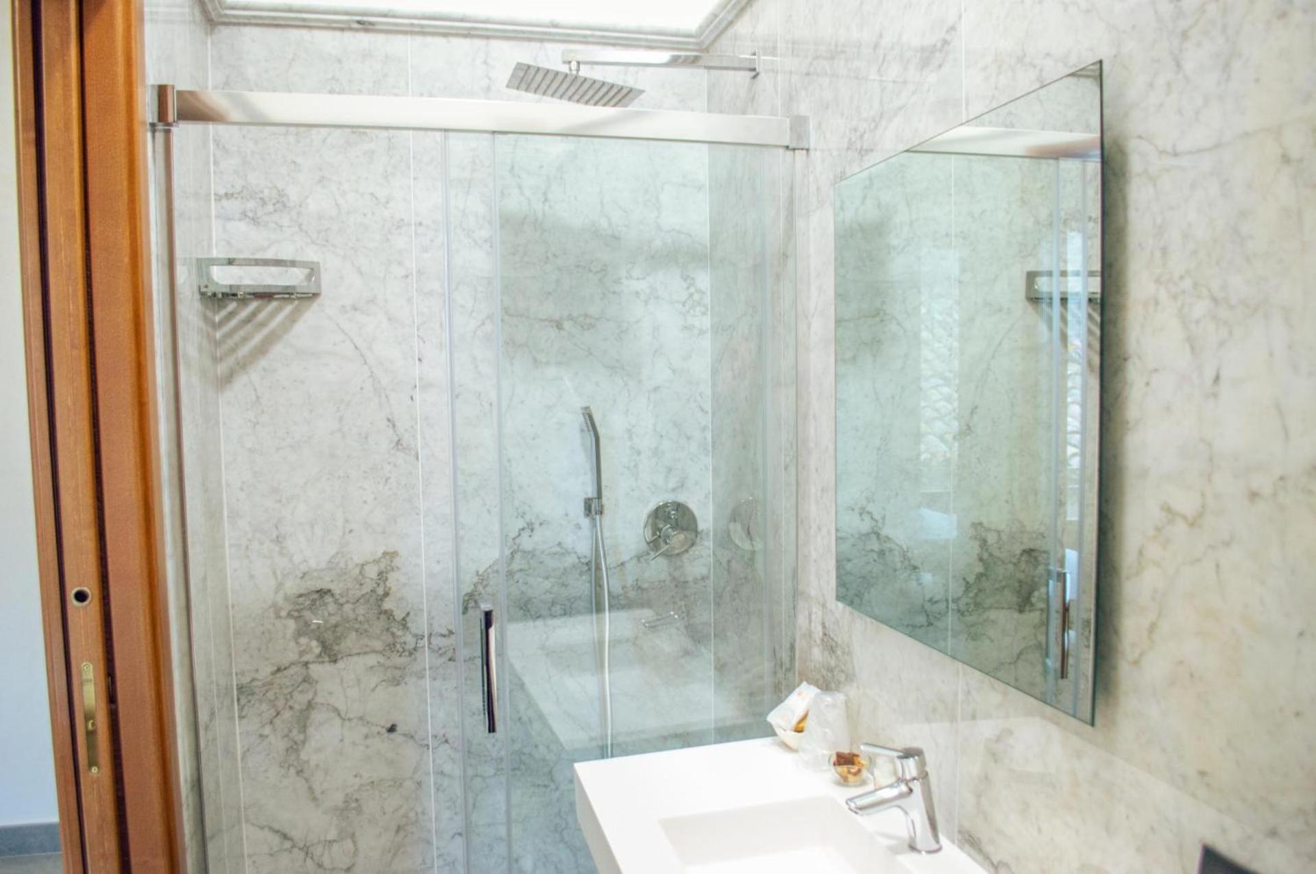 Triple Room with Balcony - Photo 8
