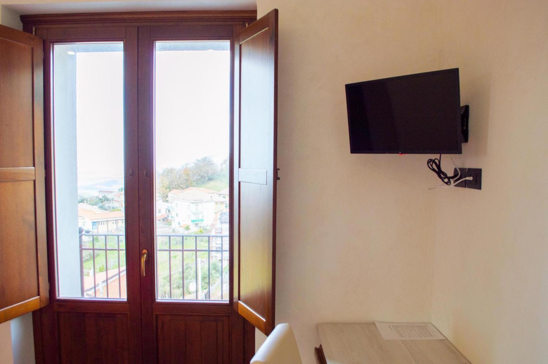 Double Room with Balcony and Sea View - Photo 10